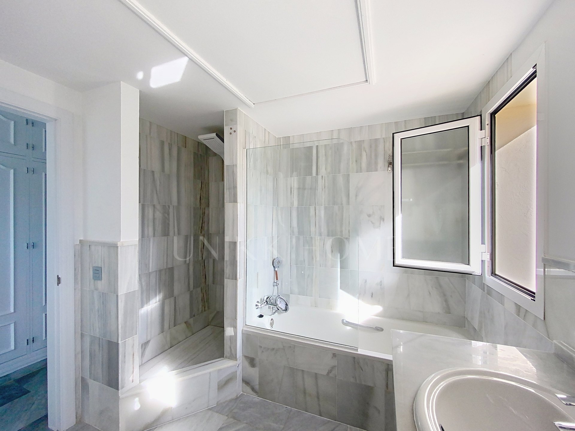 Elevated Ground Floor Sea View Apartment for Sale in Estepona East – Large Terraces & Jacuzzi