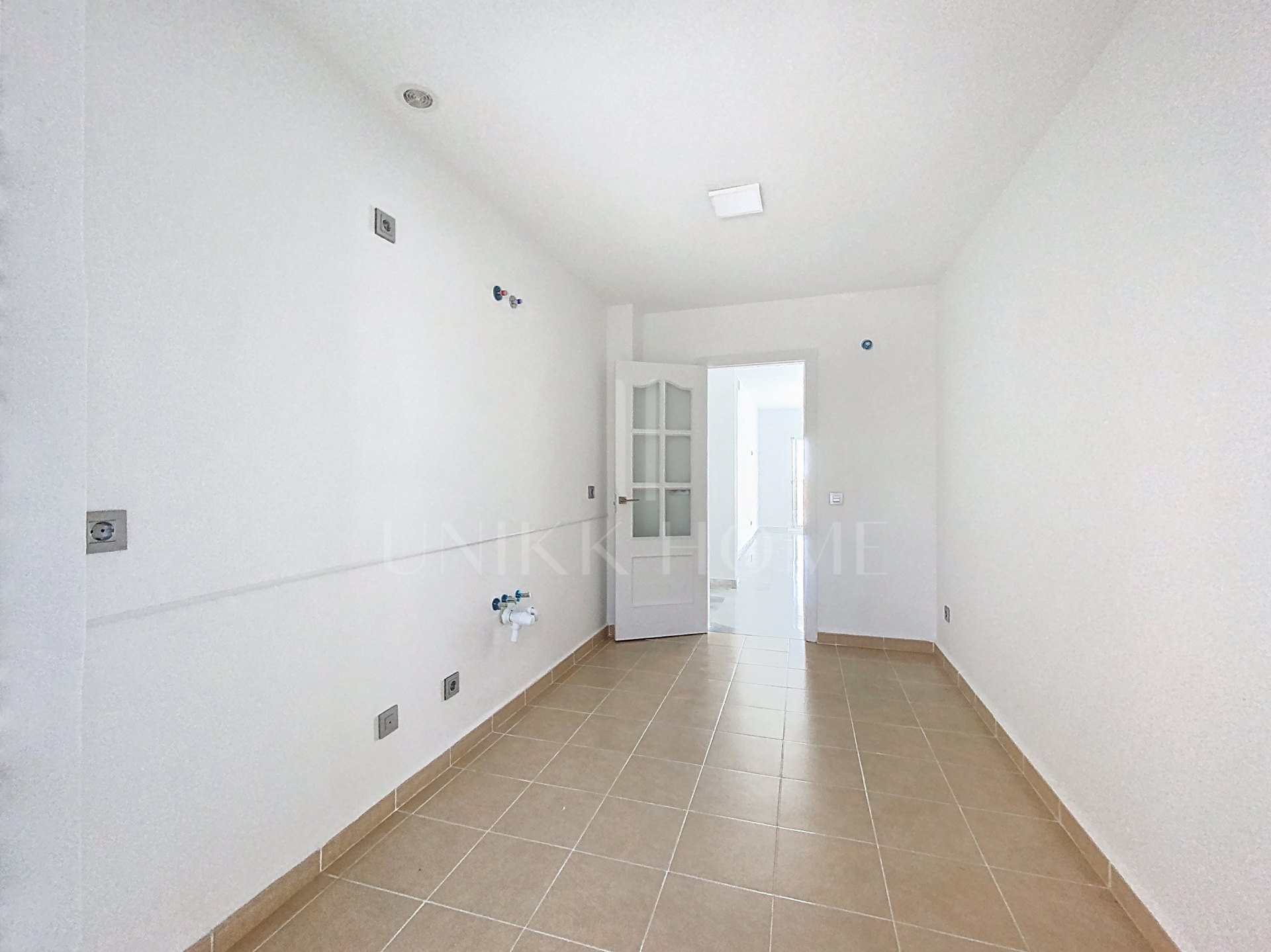 Elevated Ground Floor Sea View Apartment for Sale in Estepona East – Large Terraces & Jacuzzi