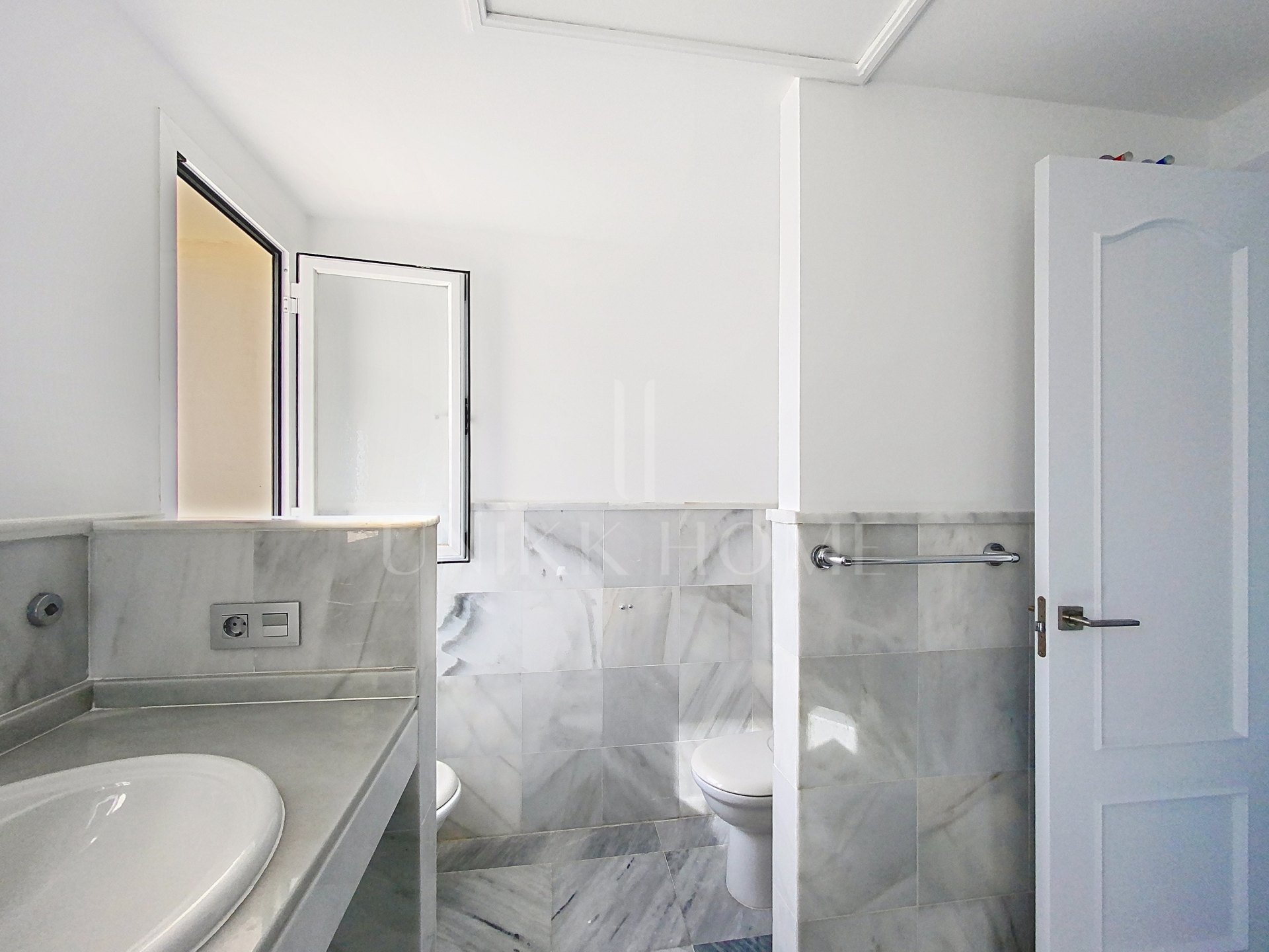 Elevated Ground Floor Sea View Apartment for Sale in Estepona East – Large Terraces & Jacuzzi