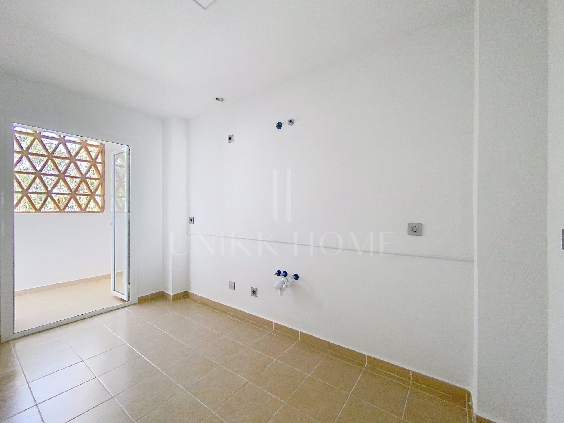 Elevated Ground Floor Sea View Apartment for Sale in Estepona East – Large Terraces & Jacuzzi