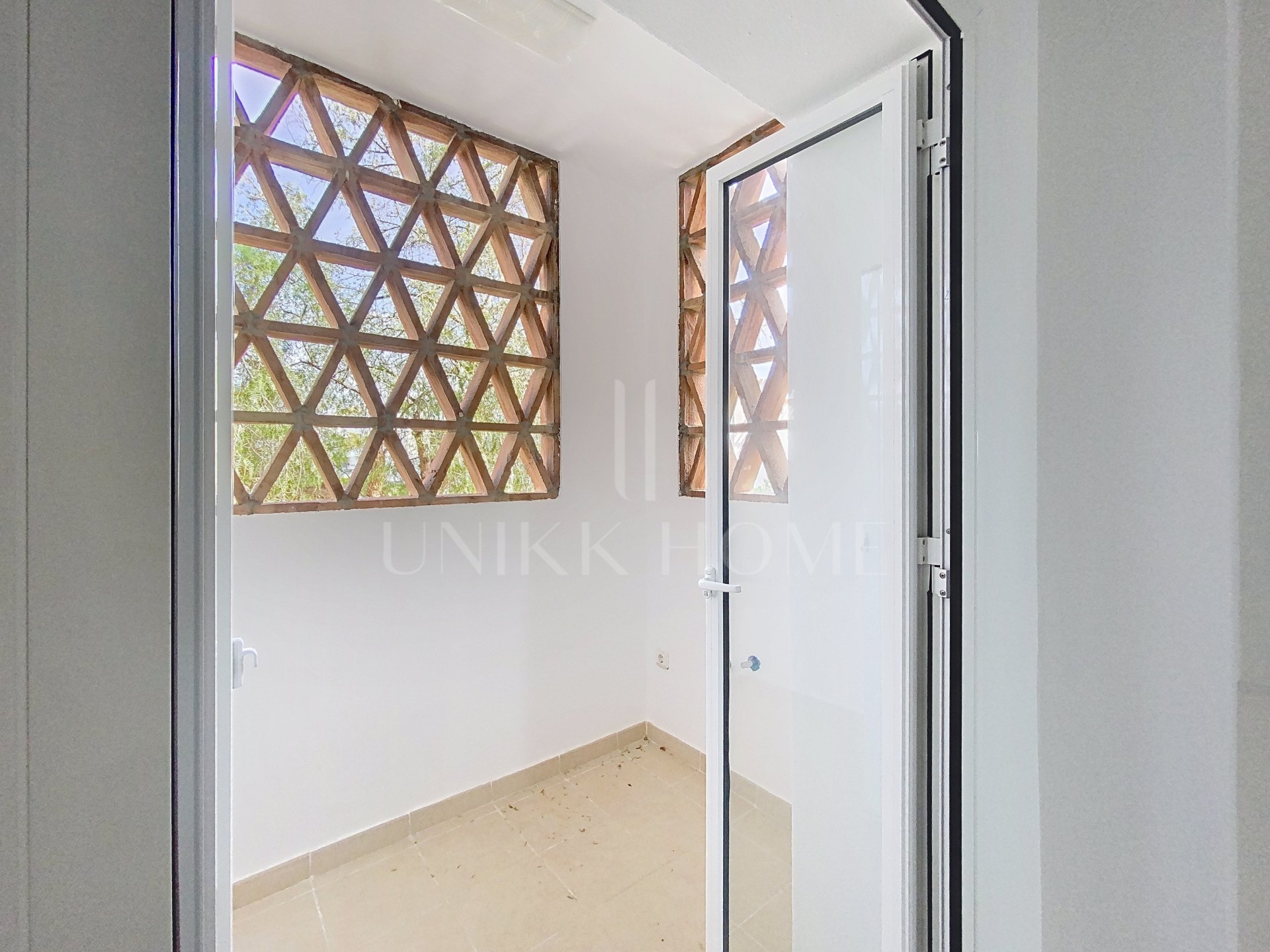 Elevated Ground Floor Sea View Apartment for Sale in Estepona East – Large Terraces & Jacuzzi
