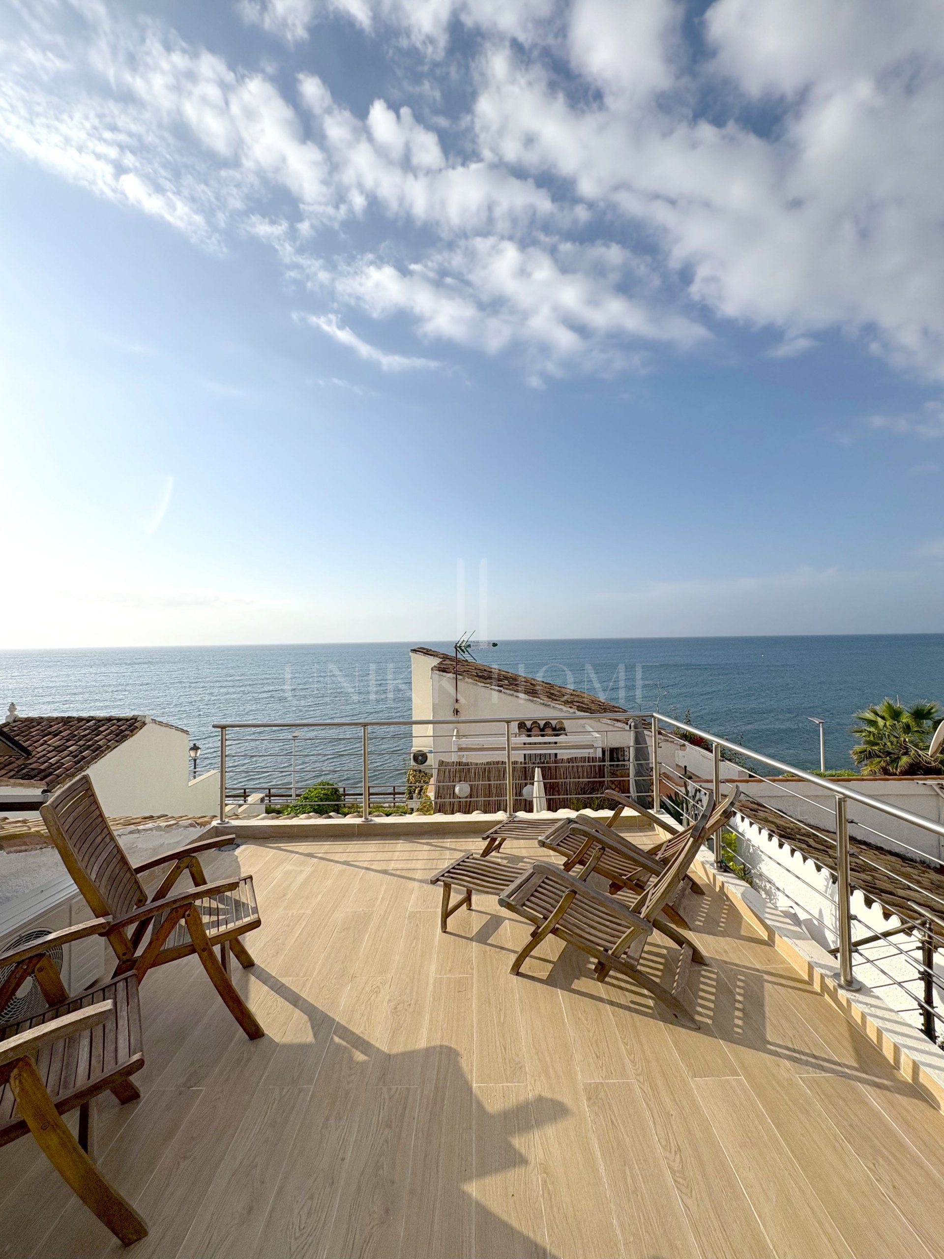 Charming 3-Bedroom Townhouse with Sea Views with Direct Access to the Beach – New Golden Mile, Estepona