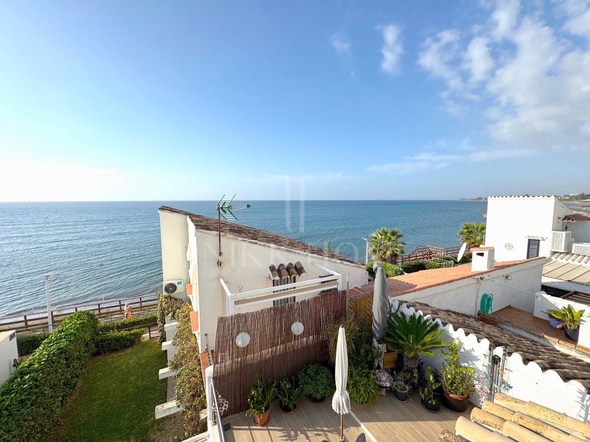 Charming 3-Bedroom Townhouse with Sea Views with Direct Access to the Beach – New Golden Mile, Estepona