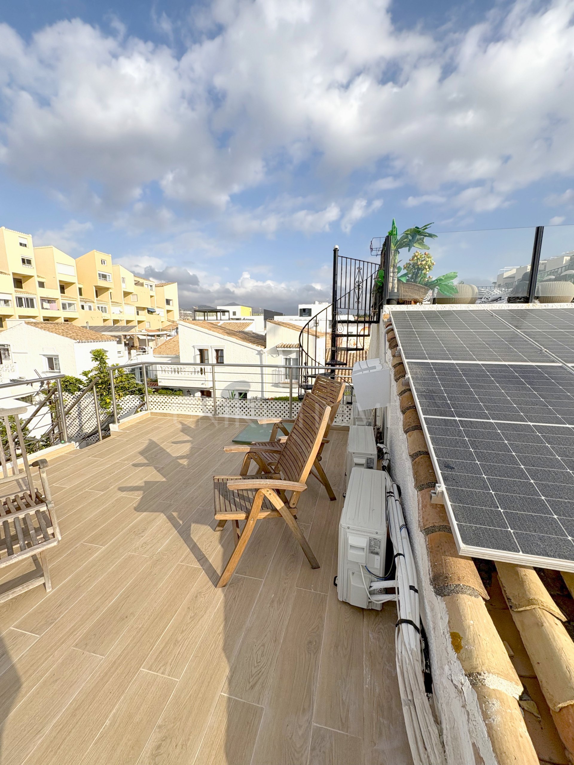 Charming 3-Bedroom Townhouse with Sea Views with Direct Access to the Beach – New Golden Mile, Estepona