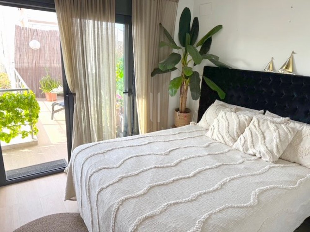 Charming 3-Bedroom Townhouse with Sea Views with Direct Access to the Beach – New Golden Mile, Estepona