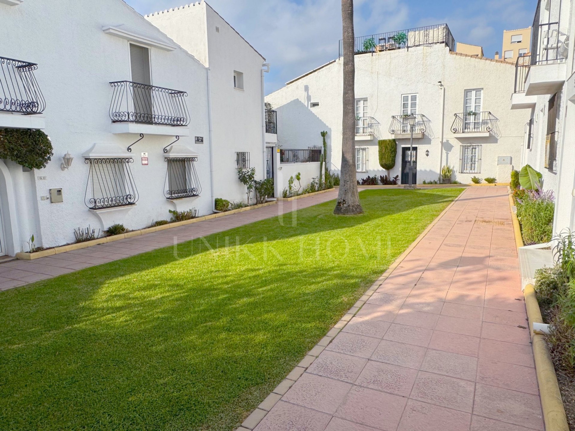 Charming 3-Bedroom Townhouse with Sea Views with Direct Access to the Beach – New Golden Mile, Estepona