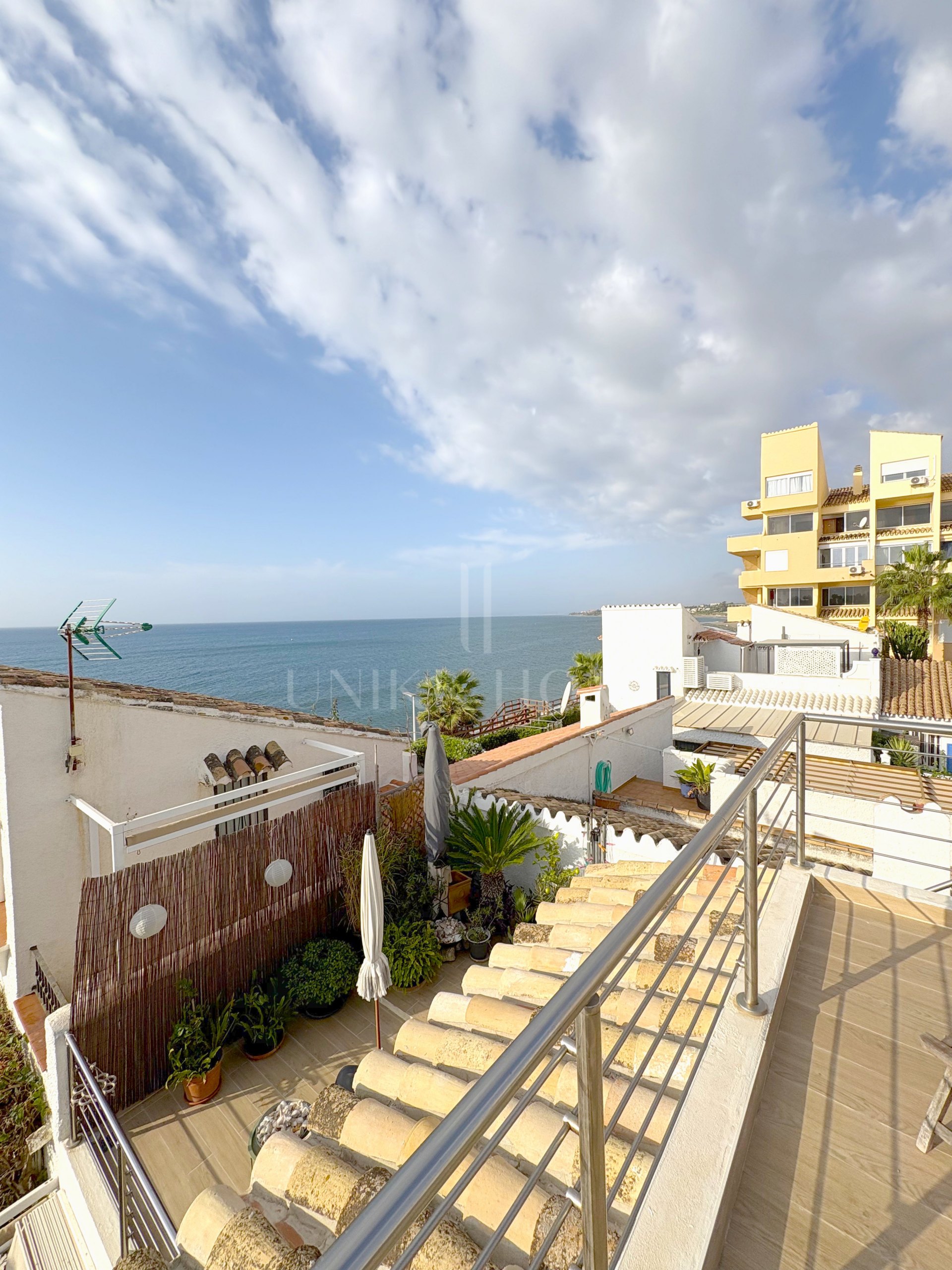 Charming 3-Bedroom Townhouse with Sea Views with Direct Access to the Beach – New Golden Mile, Estepona