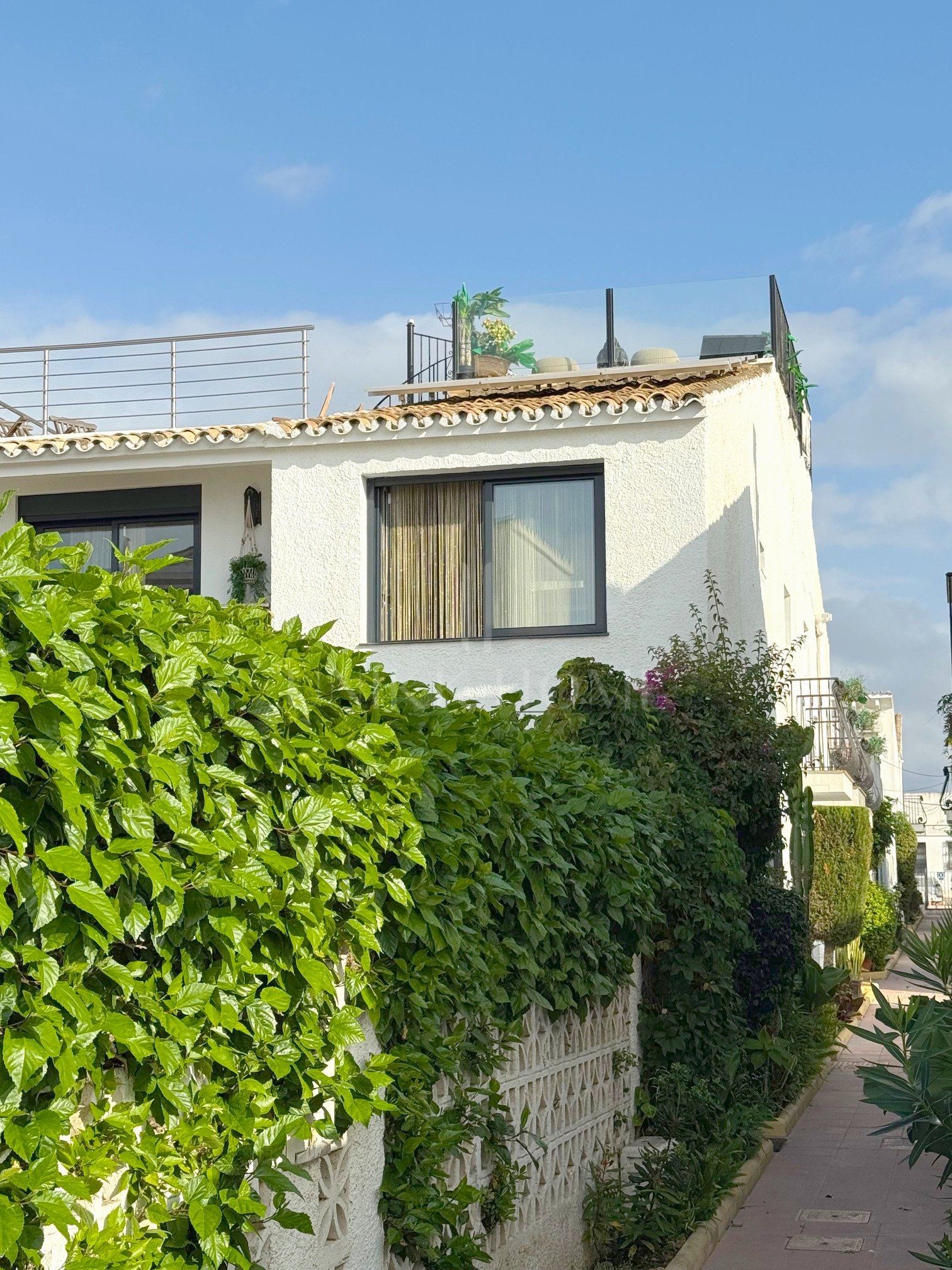 Charming 3-Bedroom Townhouse with Sea Views with Direct Access to the Beach – New Golden Mile, Estepona
