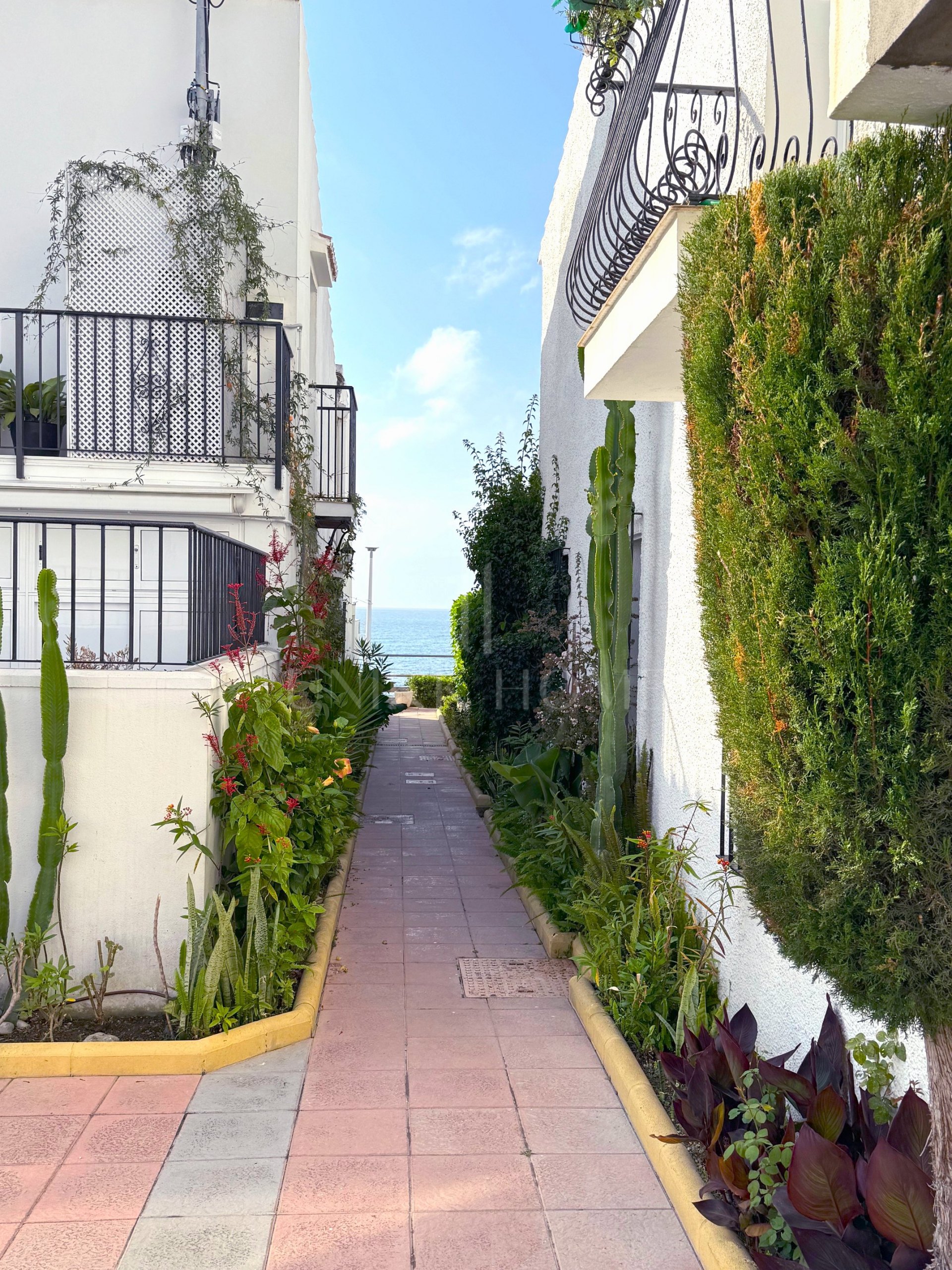 Charming 3-Bedroom Townhouse with Sea Views with Direct Access to the Beach – New Golden Mile, Estepona