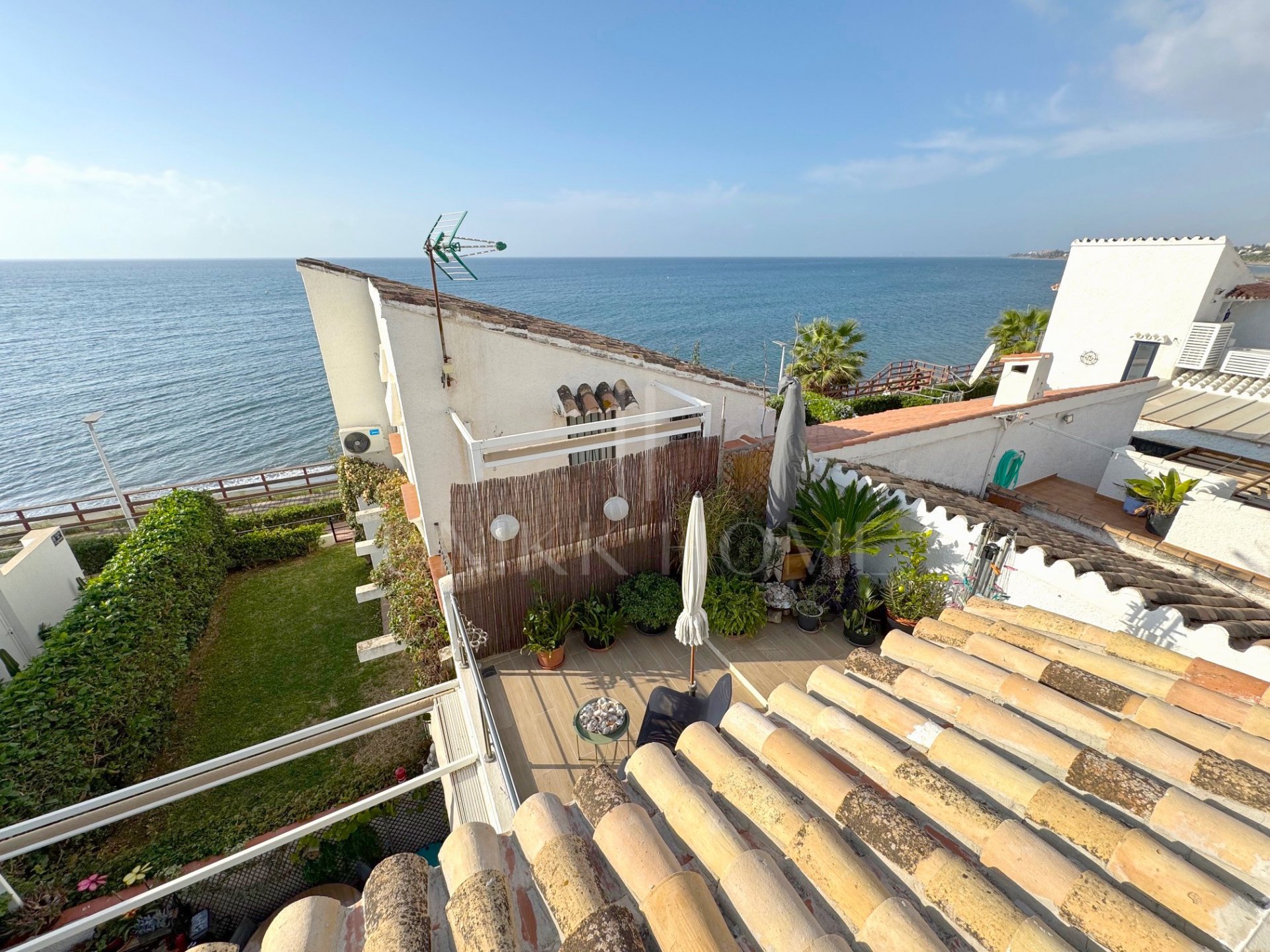 Charming 3-Bedroom Townhouse with Sea Views with Direct Access to the Beach – New Golden Mile, Estepona
