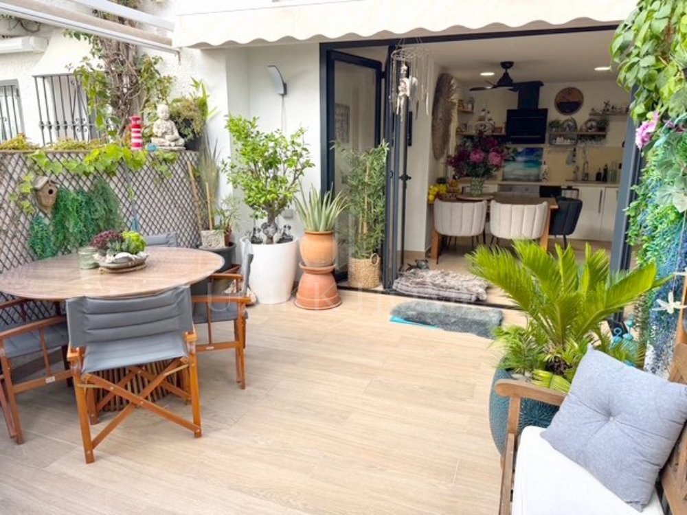 Charming 3-Bedroom Townhouse with Sea Views with Direct Access to the Beach – New Golden Mile, Estepona