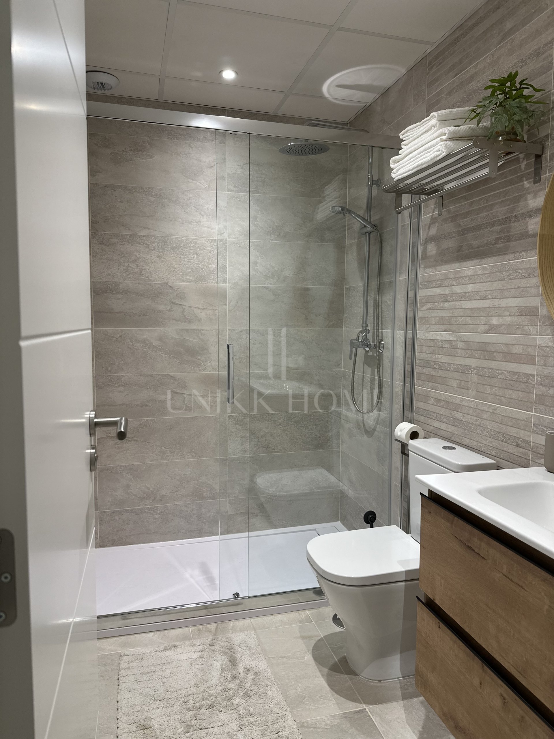 Brand new urban ground floor apartment just steps from the sea in a contemporary building with parking and rooftop pool – Estepona Centre, Promenade