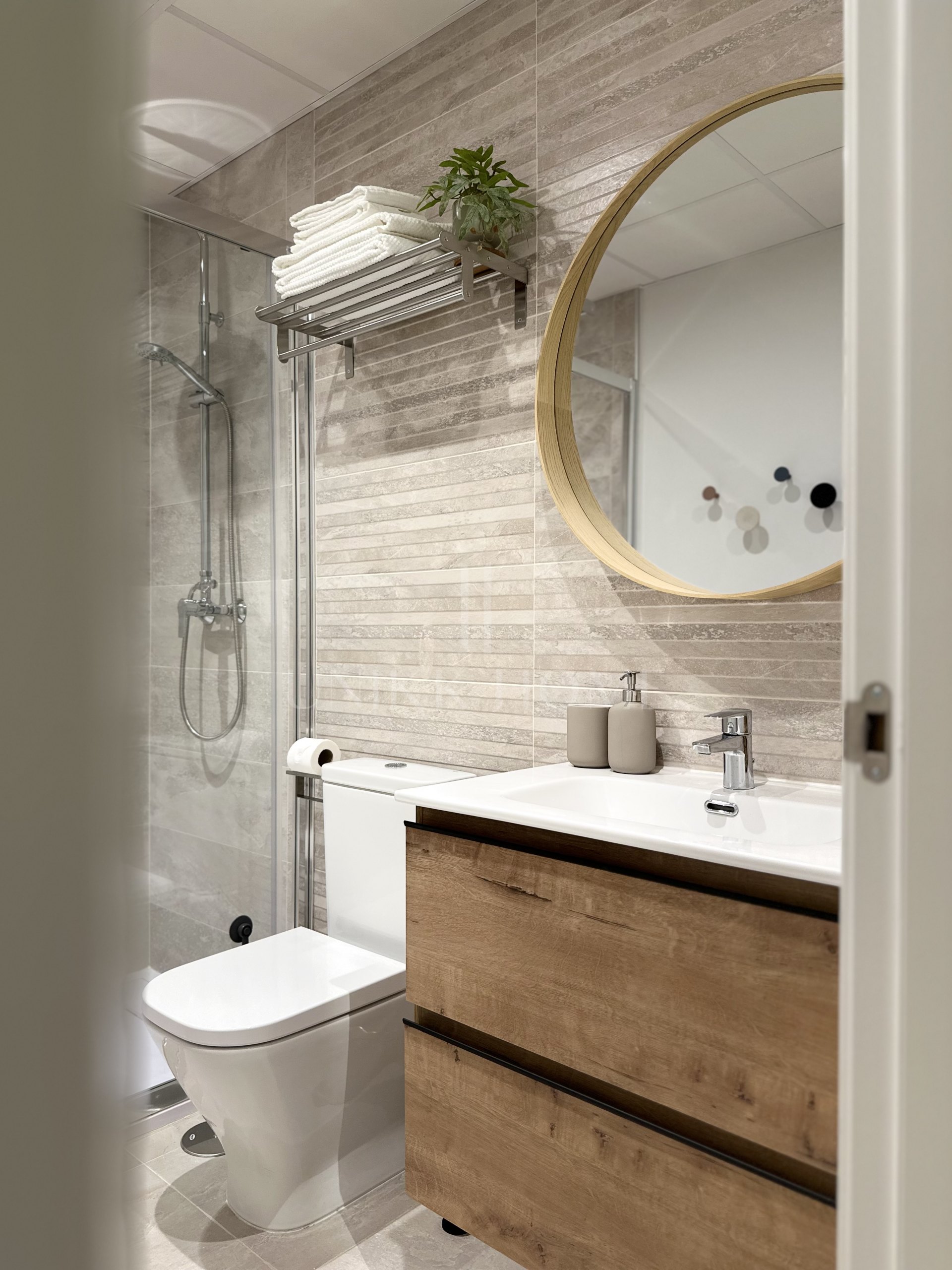 Brand new urban ground floor apartment just steps from the sea in a contemporary building with parking and rooftop pool – Estepona Centre, Promenade