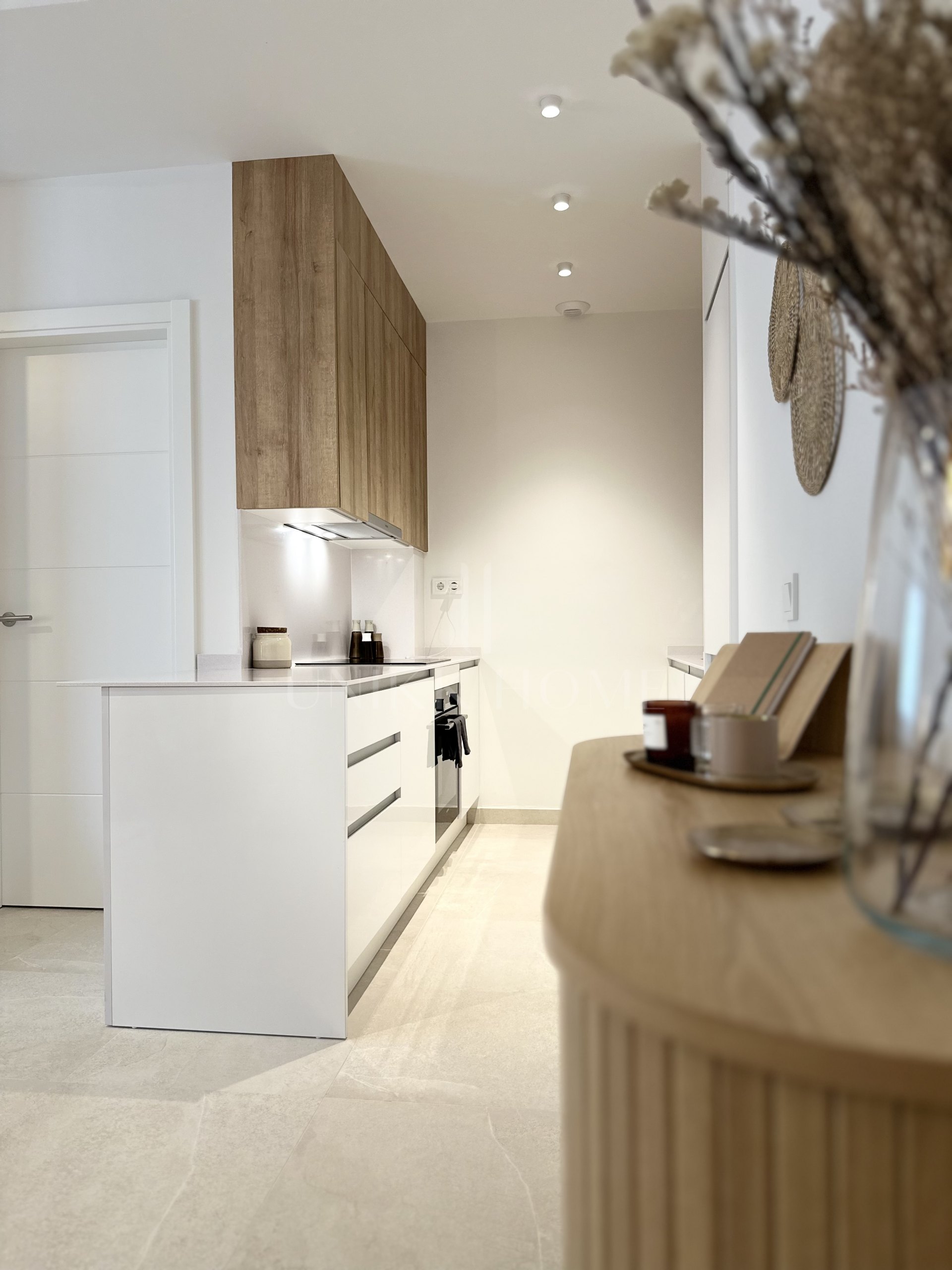 Brand new urban ground floor apartment just steps from the sea in a contemporary building with parking and rooftop pool – Estepona Centre, Promenade