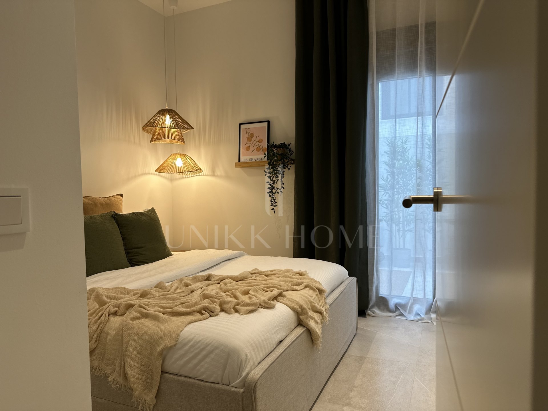 Brand new urban ground floor apartment just steps from the sea in a contemporary building with parking and rooftop pool – Estepona Centre, Promenade