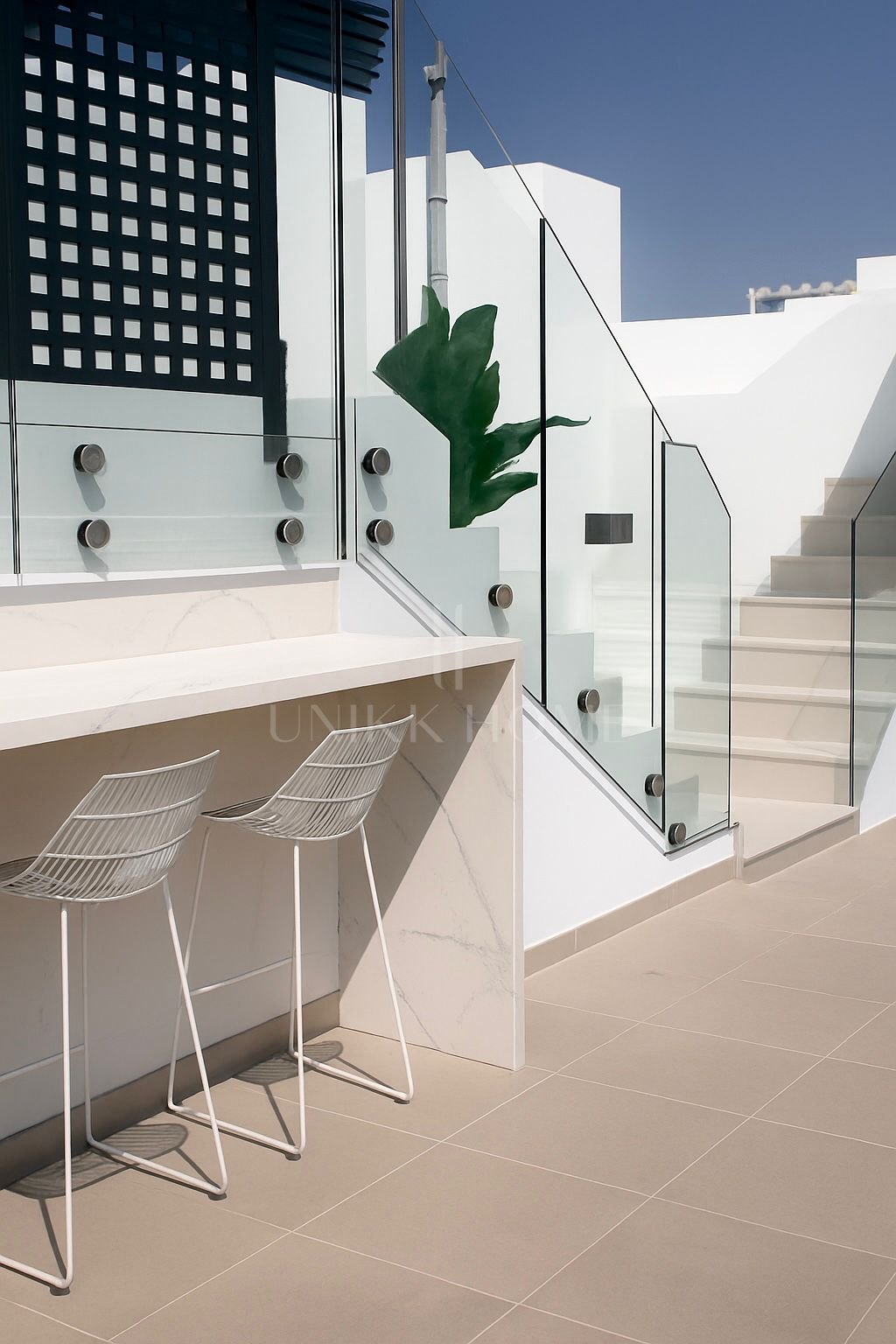 Brand new urban ground floor apartment just steps from the sea in a contemporary building with parking and rooftop pool – Estepona Centre, Promenade