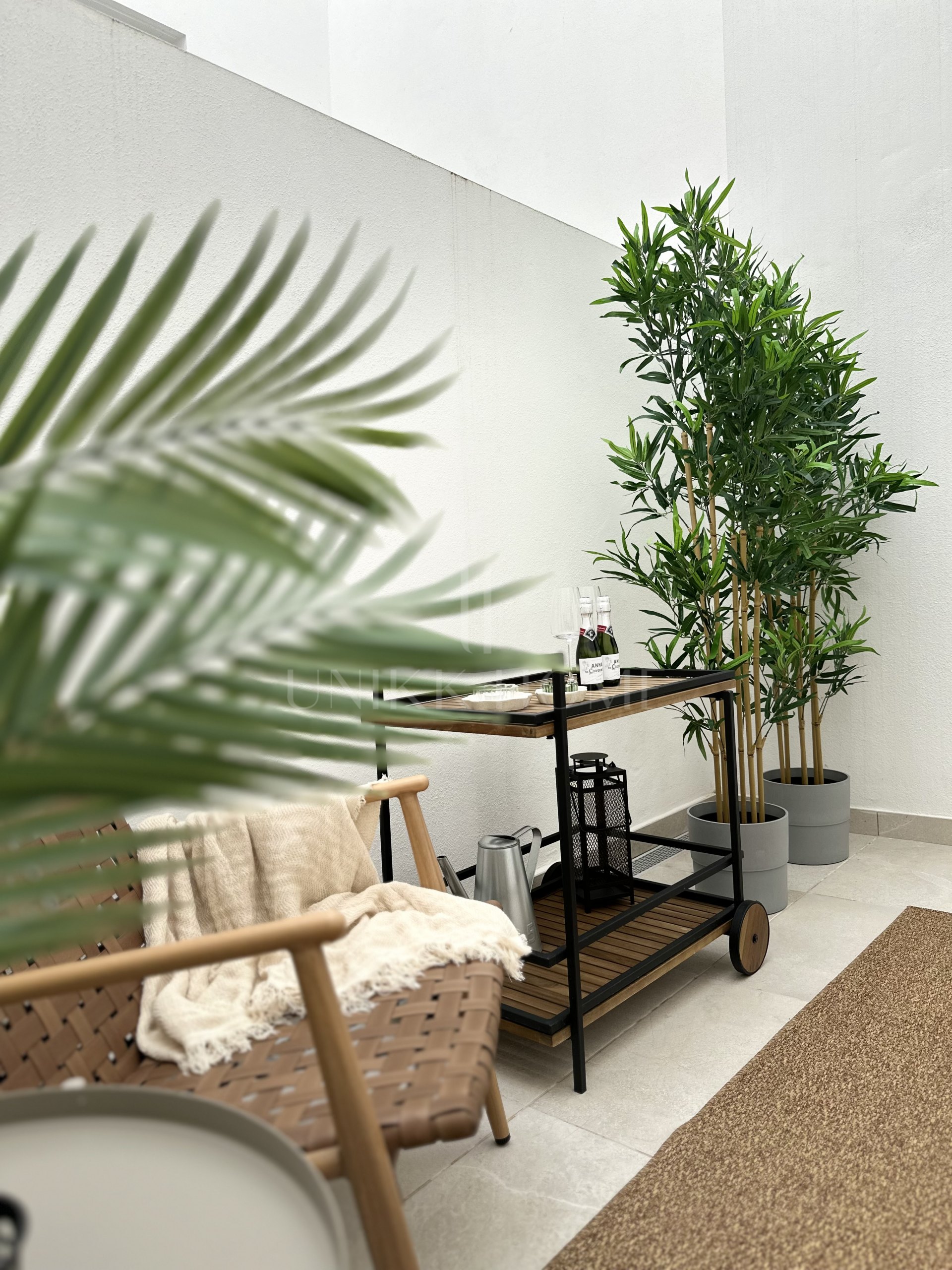 Brand new urban ground floor apartment just steps from the sea in a contemporary building with parking and rooftop pool – Estepona Centre, Promenade