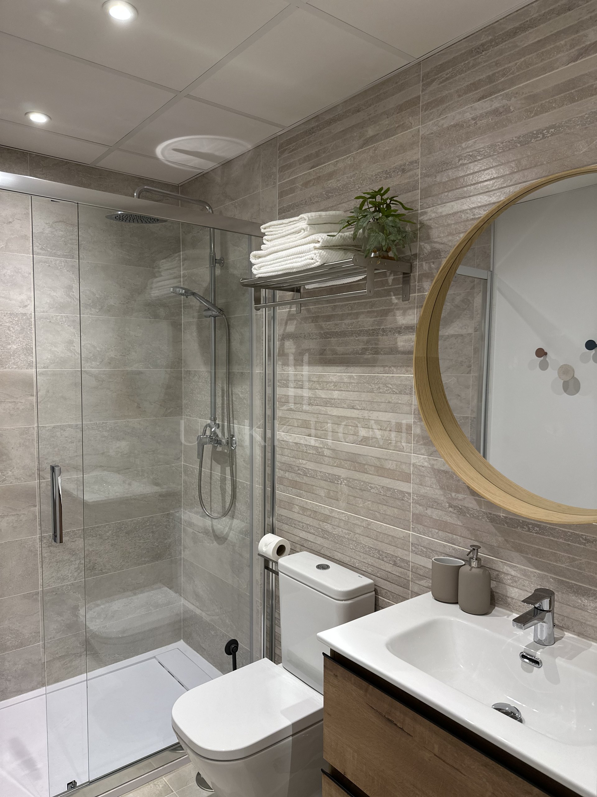 Brand new urban ground floor apartment just steps from the sea in a contemporary building with parking and rooftop pool – Estepona Centre, Promenade