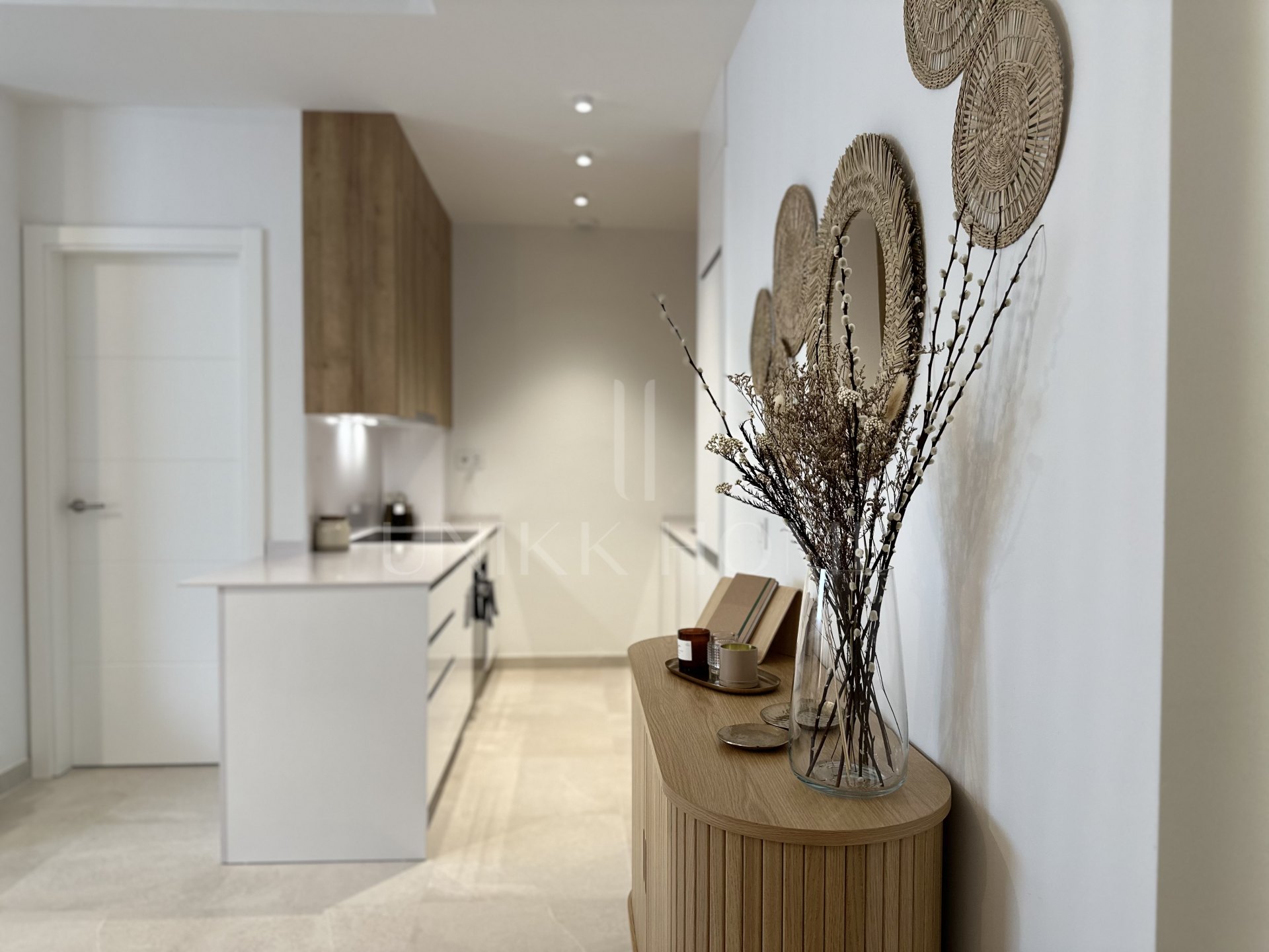 Brand new urban ground floor apartment just steps from the sea in a contemporary building with parking and rooftop pool – Estepona Centre, Promenade