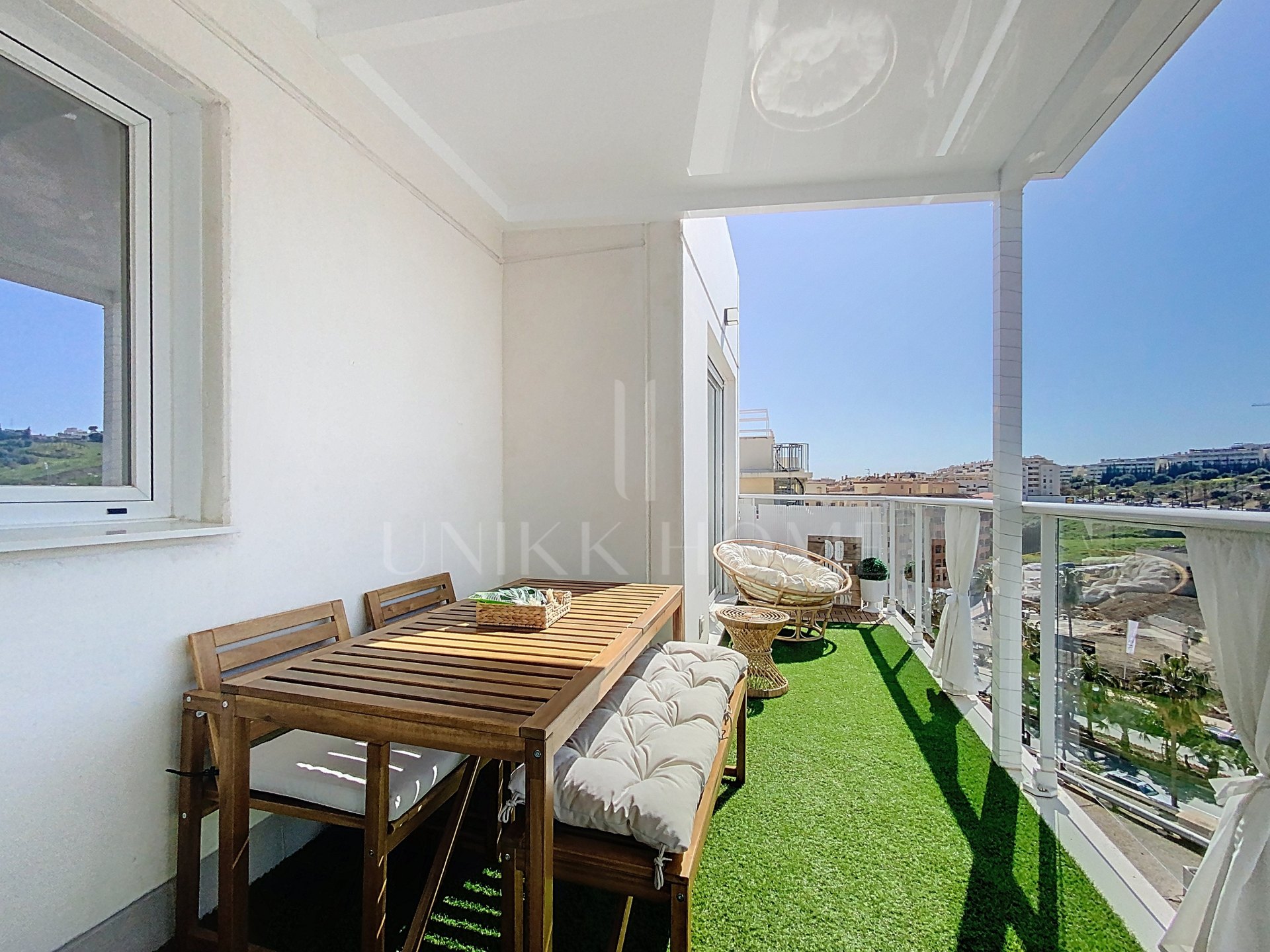 Ático moderno de 3 dormitorios con solárium en el corazón de Estepona