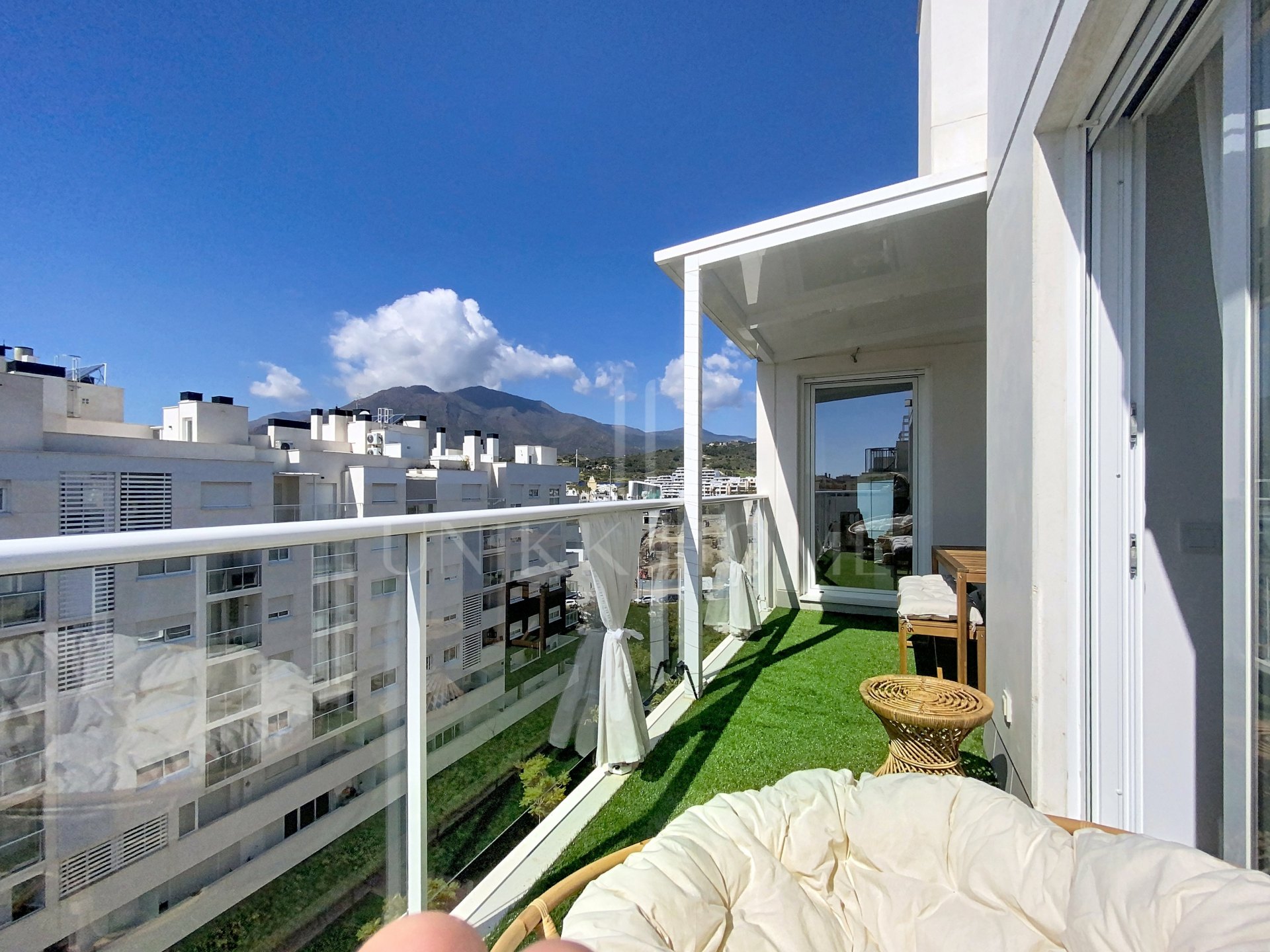 Ático moderno de 3 dormitorios con solárium en el corazón de Estepona