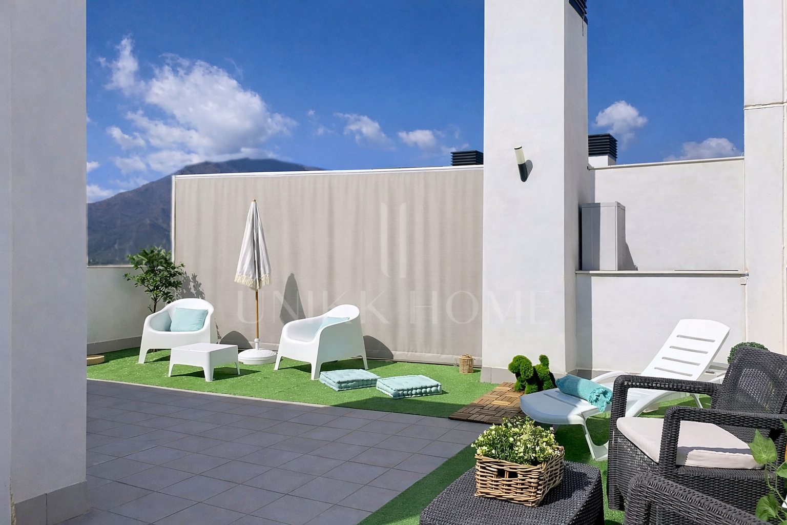 Ático moderno de 3 dormitorios con solárium en el corazón de Estepona