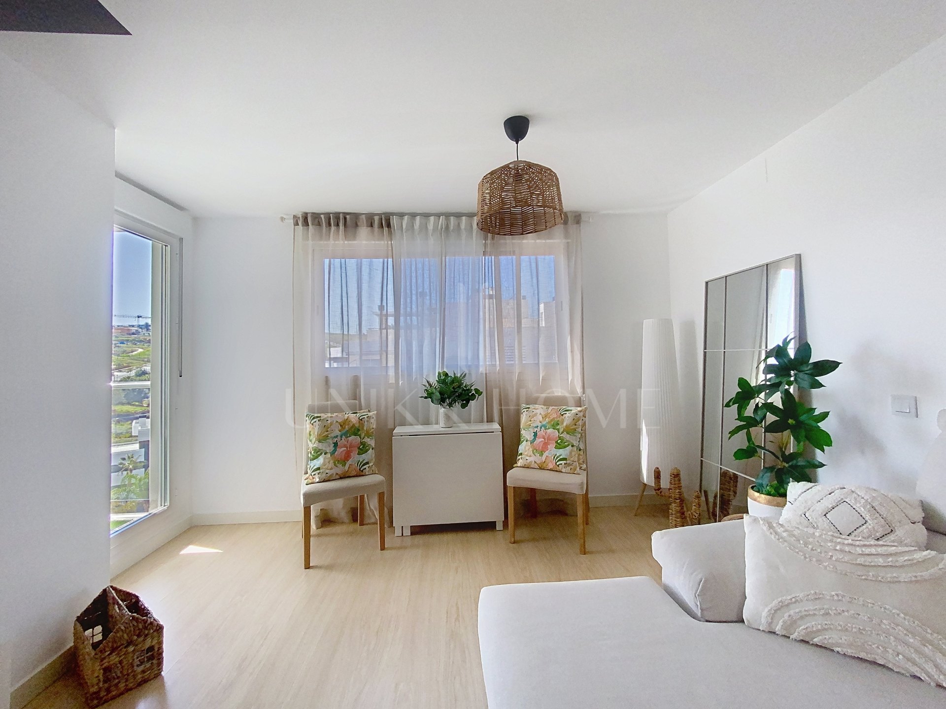 Ático moderno de 3 dormitorios con solárium en el corazón de Estepona