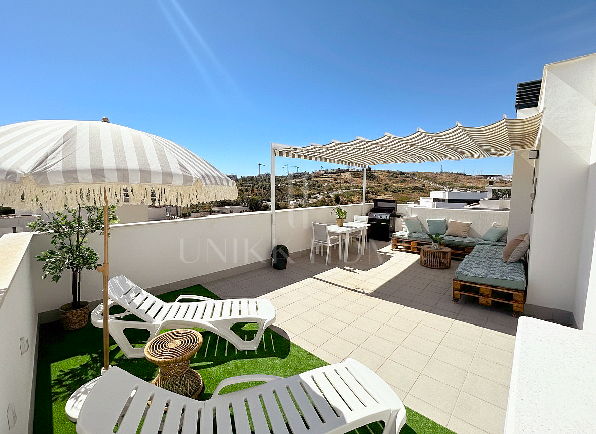 Ático moderno de 3 dormitorios con solárium en el corazón de Estepona