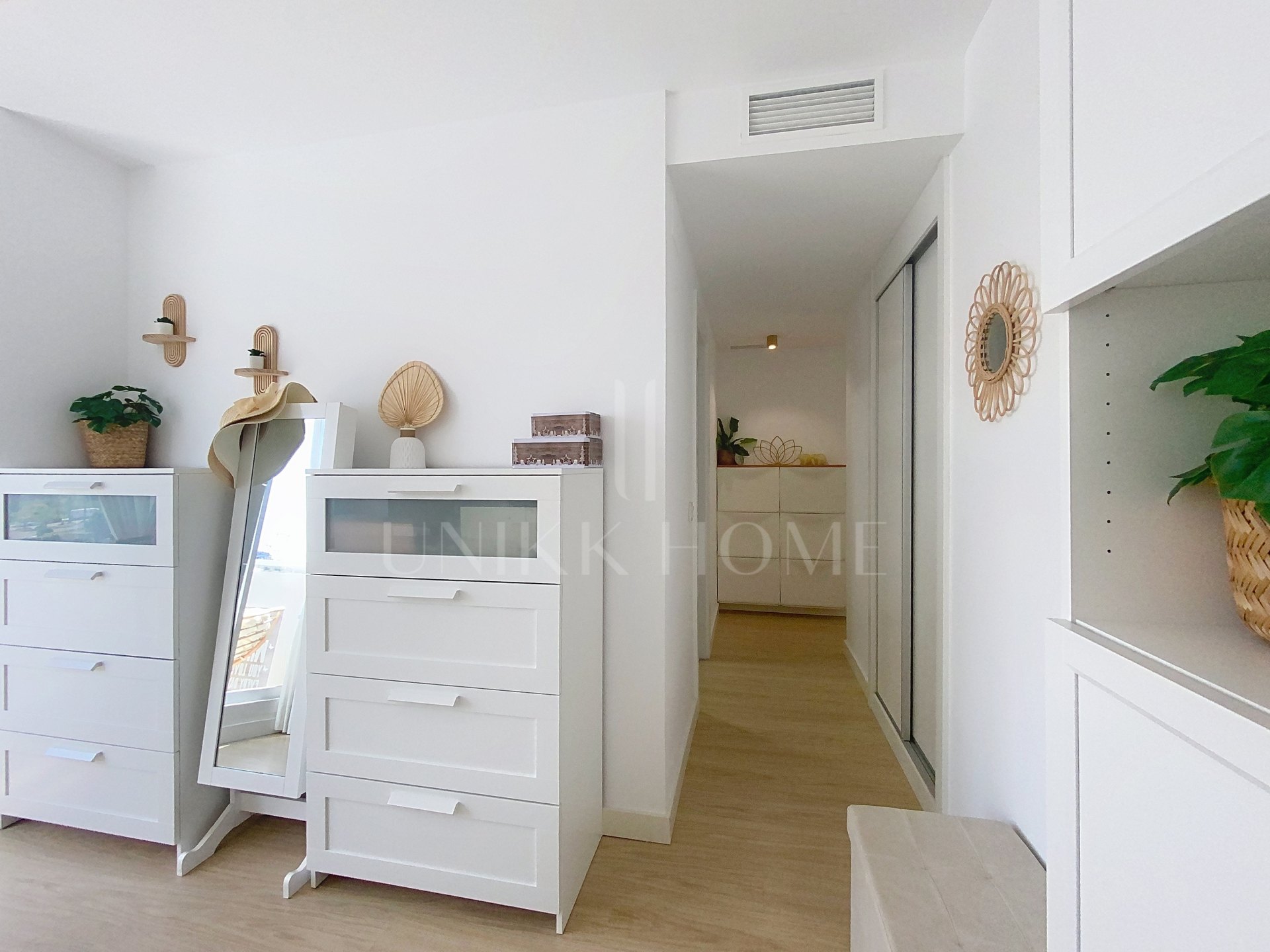 Ático moderno de 3 dormitorios con solárium en el corazón de Estepona