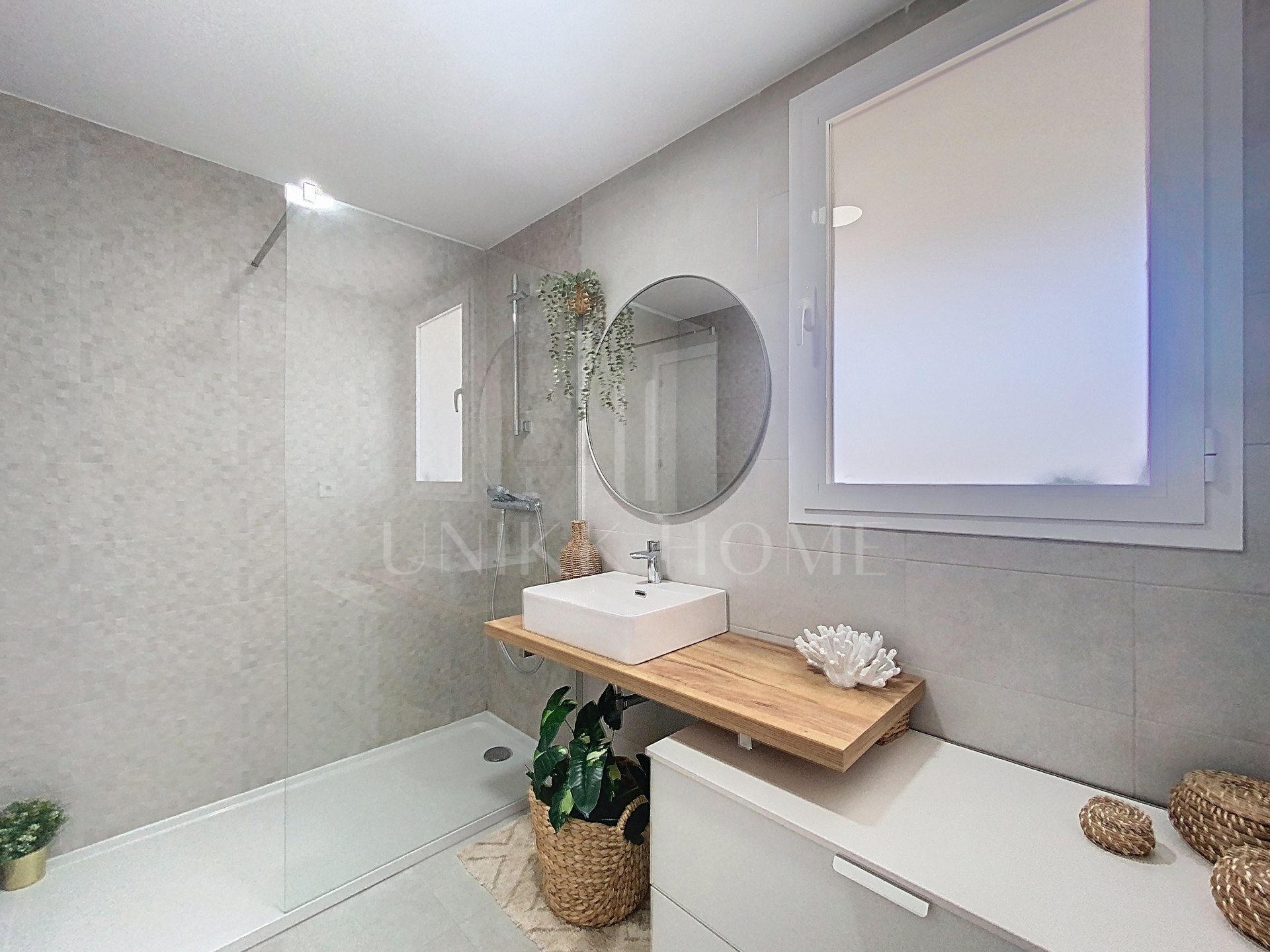 Ático moderno de 3 dormitorios con solárium en el corazón de Estepona