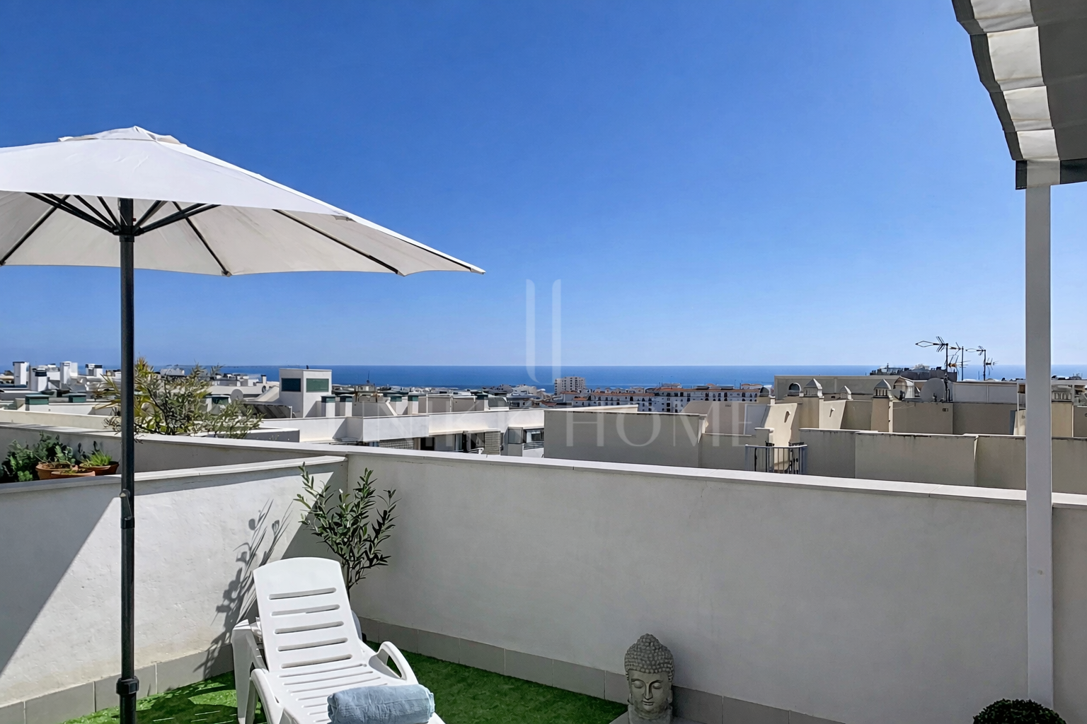 Ático moderno de 3 dormitorios con solárium en el corazón de Estepona