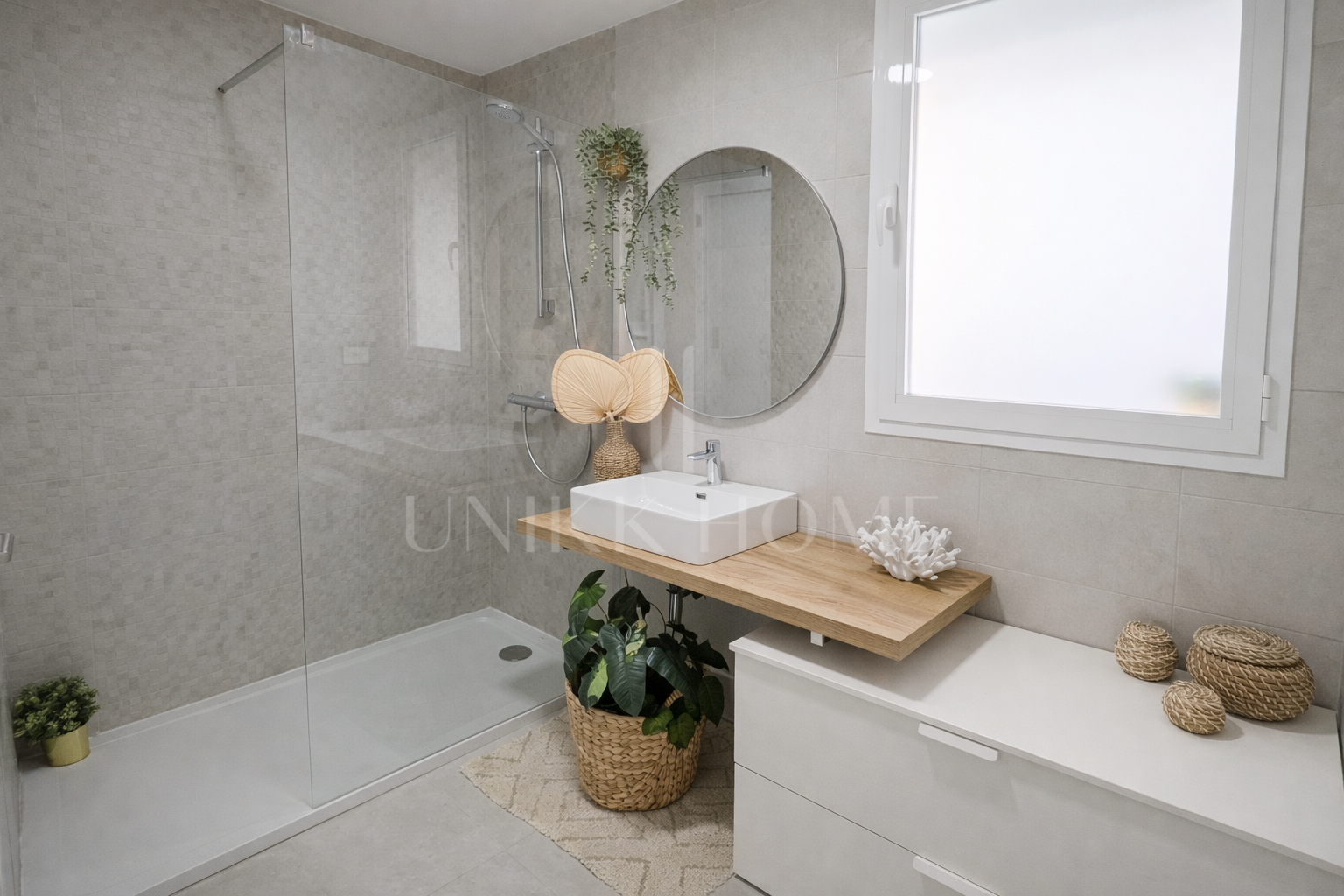 Ático moderno de 3 dormitorios con solárium en el corazón de Estepona