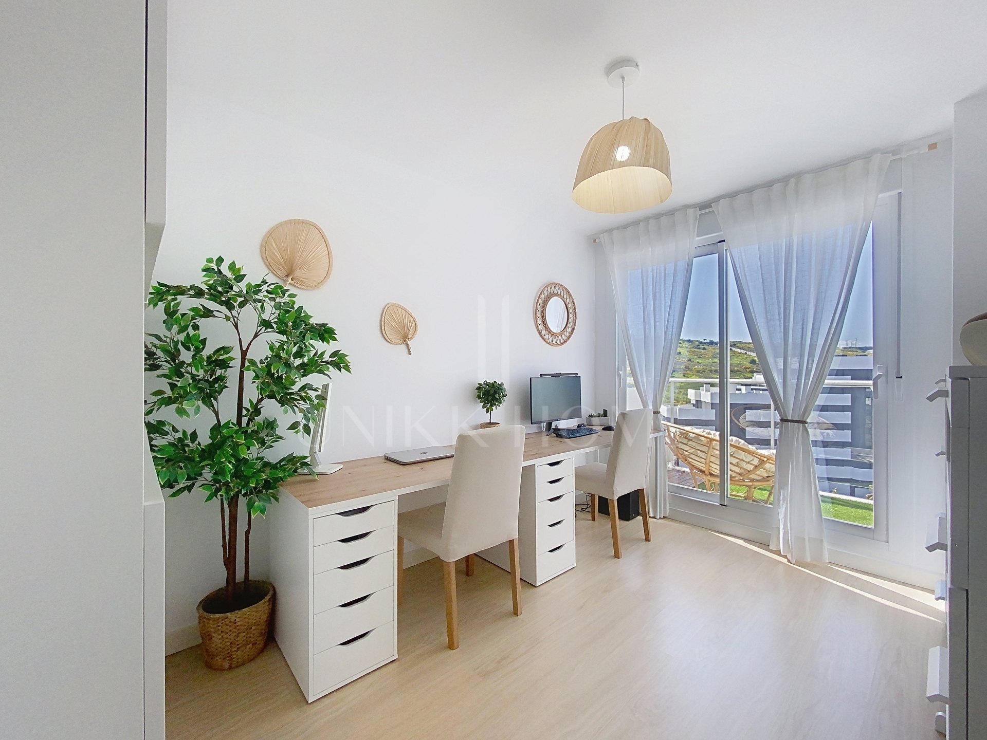 Ático moderno de 3 dormitorios con solárium en el corazón de Estepona