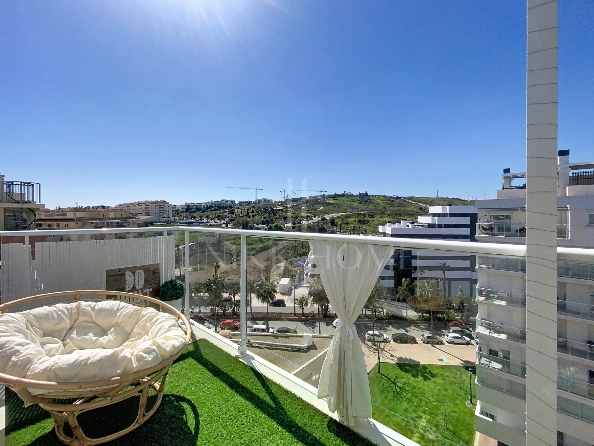 Ático moderno de 3 dormitorios con solárium en el corazón de Estepona