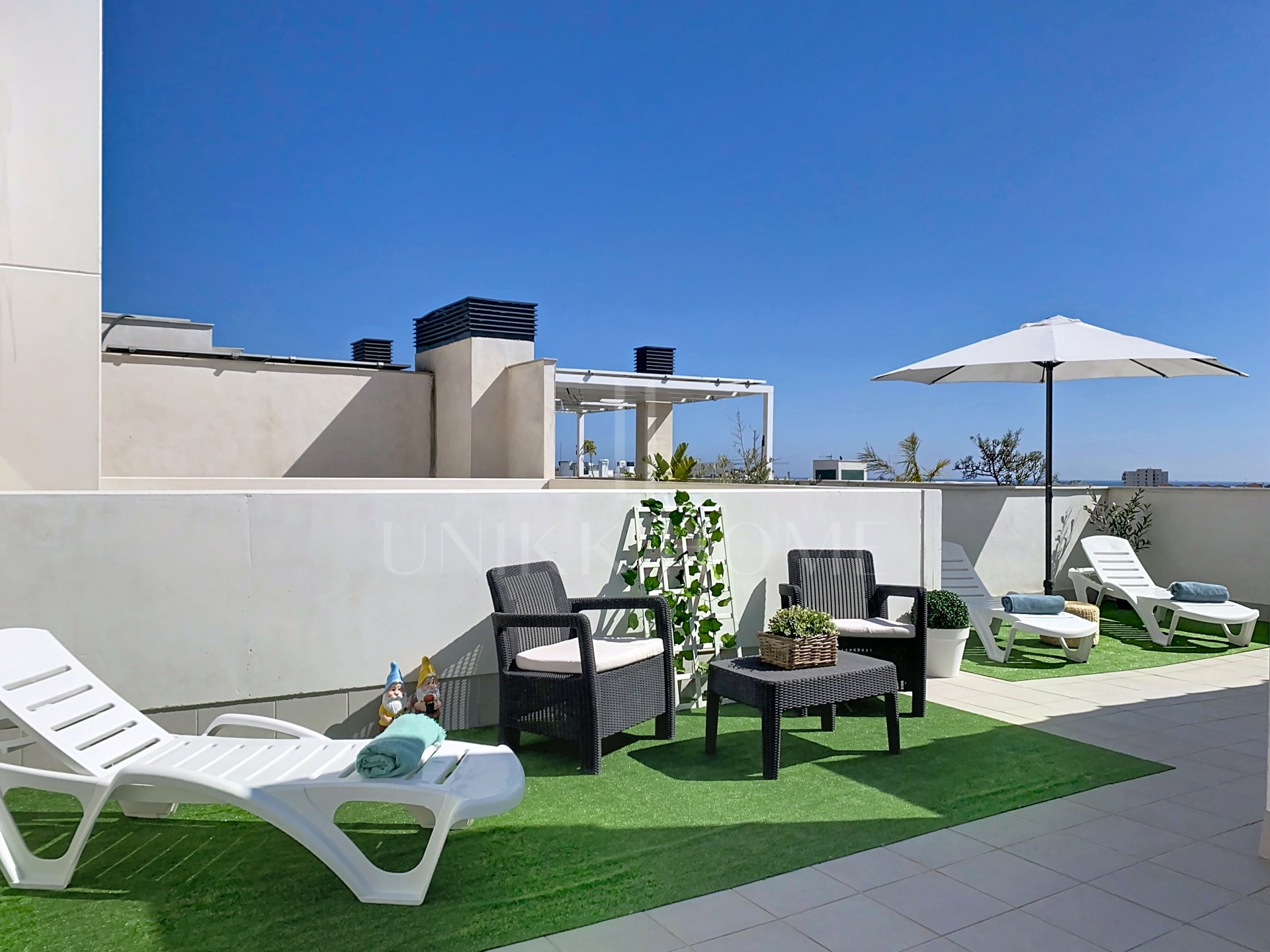 Ático moderno de 3 dormitorios con solárium en el corazón de Estepona