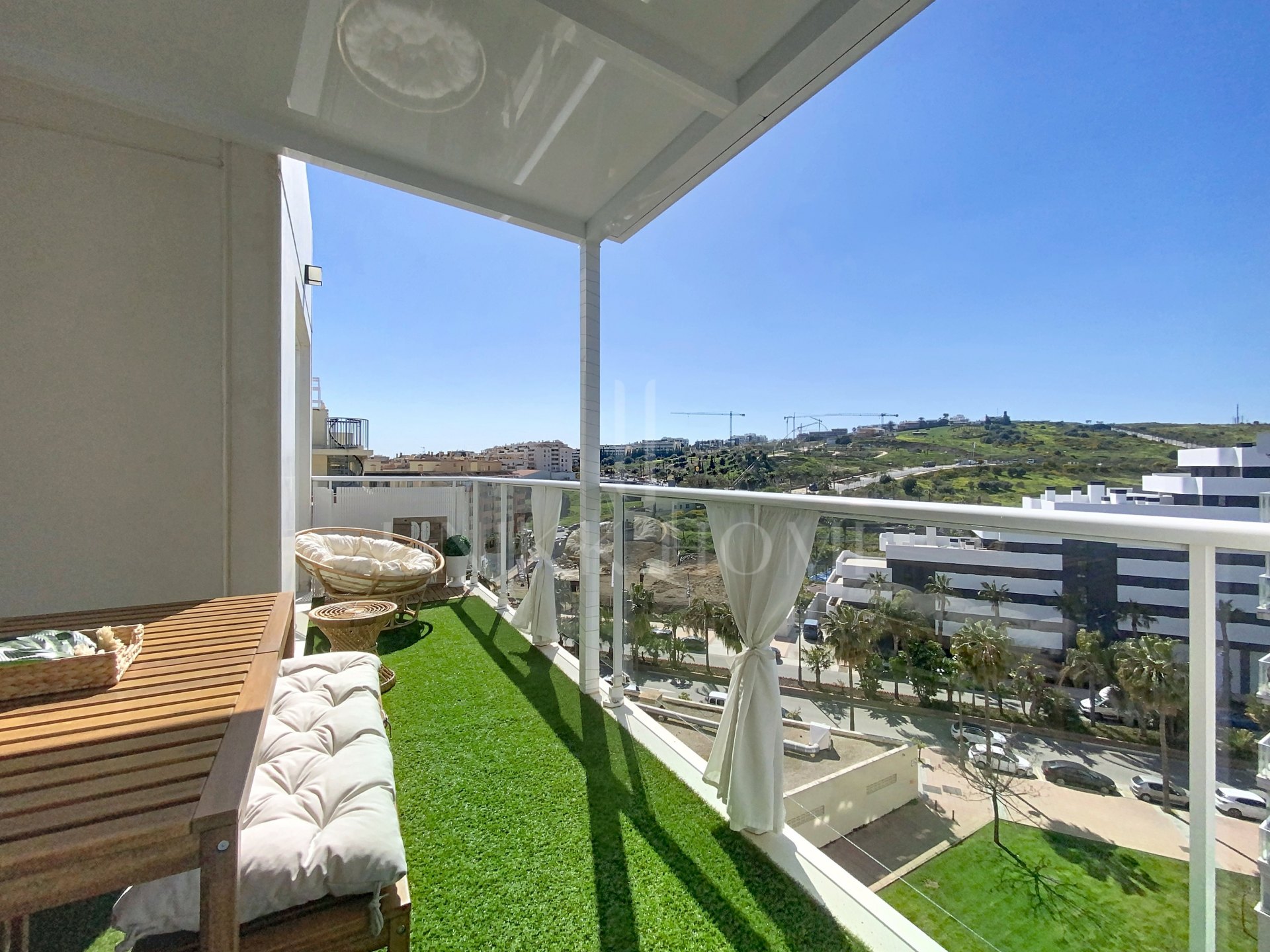 Ático moderno de 3 dormitorios con solárium en el corazón de Estepona