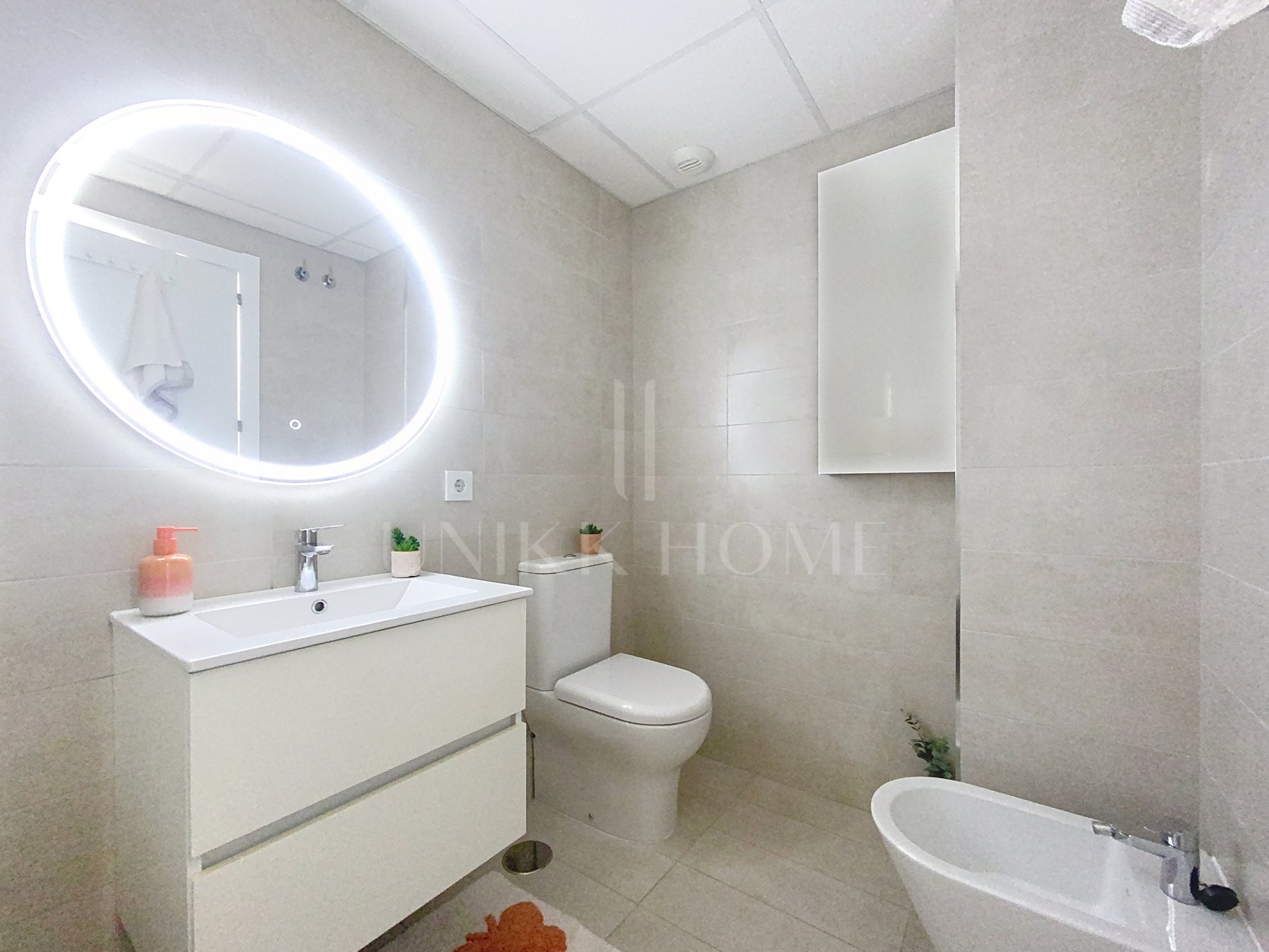 Ático moderno de 3 dormitorios con solárium en el corazón de Estepona