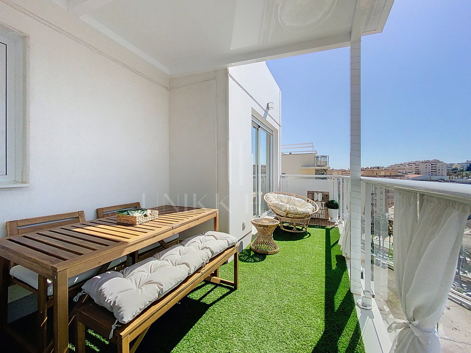 Ático moderno de 3 dormitorios con solárium en el corazón de Estepona