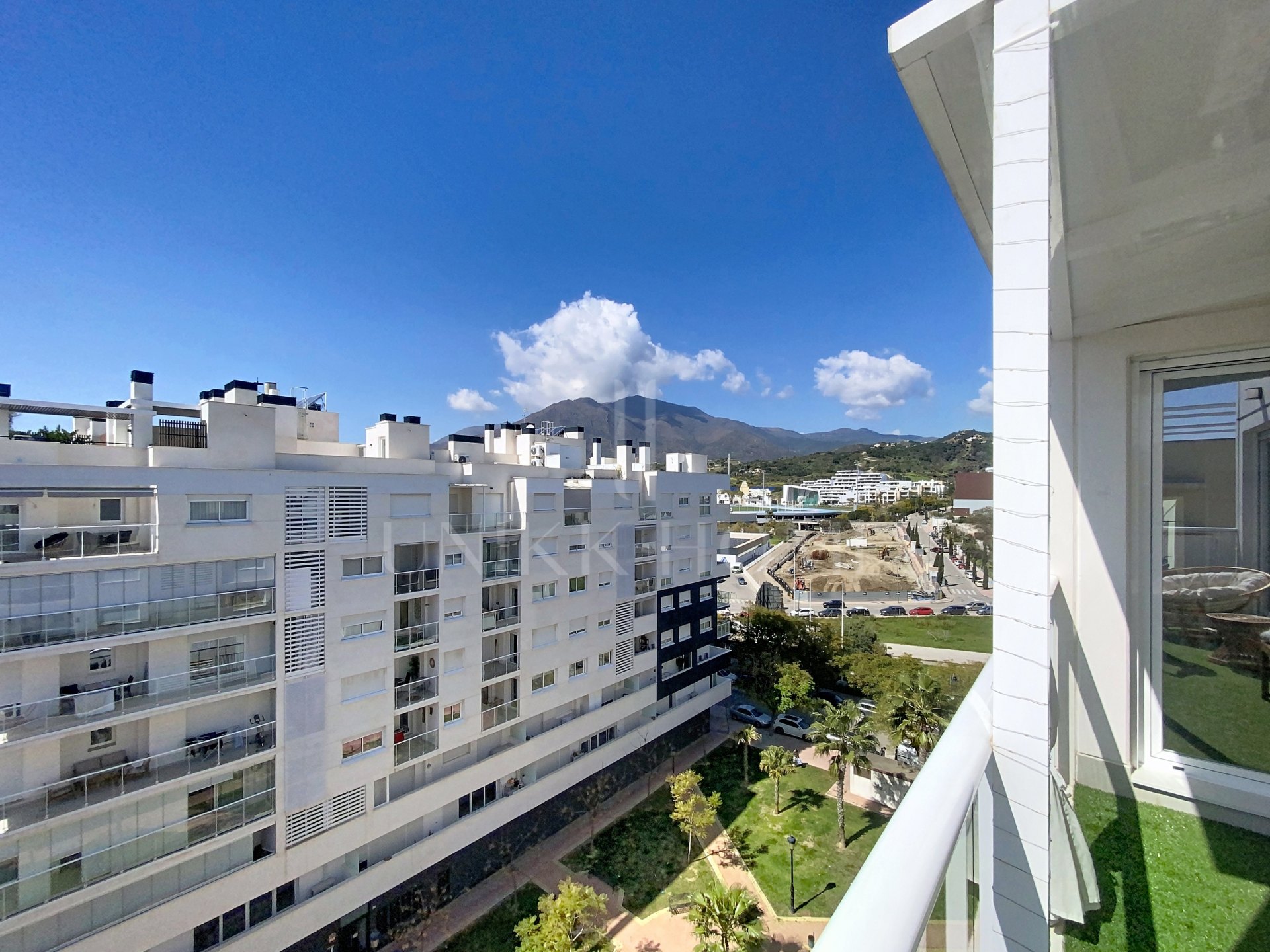 Ático moderno de 3 dormitorios con solárium en el corazón de Estepona