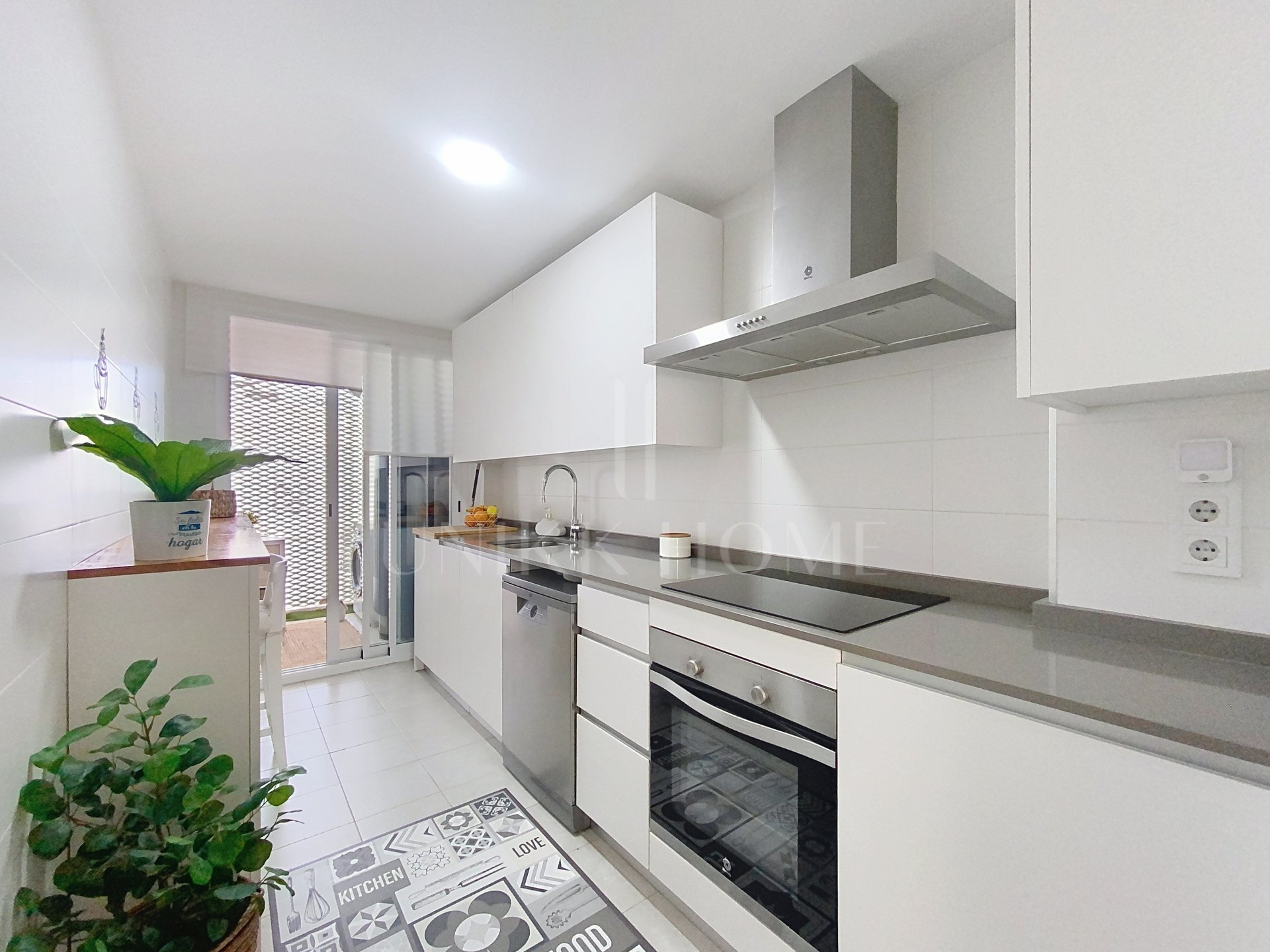 Ático moderno de 3 dormitorios con solárium en el corazón de Estepona