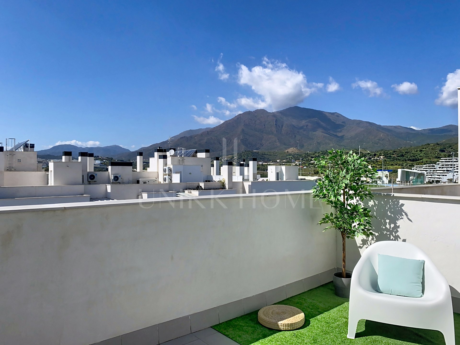 Ático moderno de 3 dormitorios con solárium en el corazón de Estepona