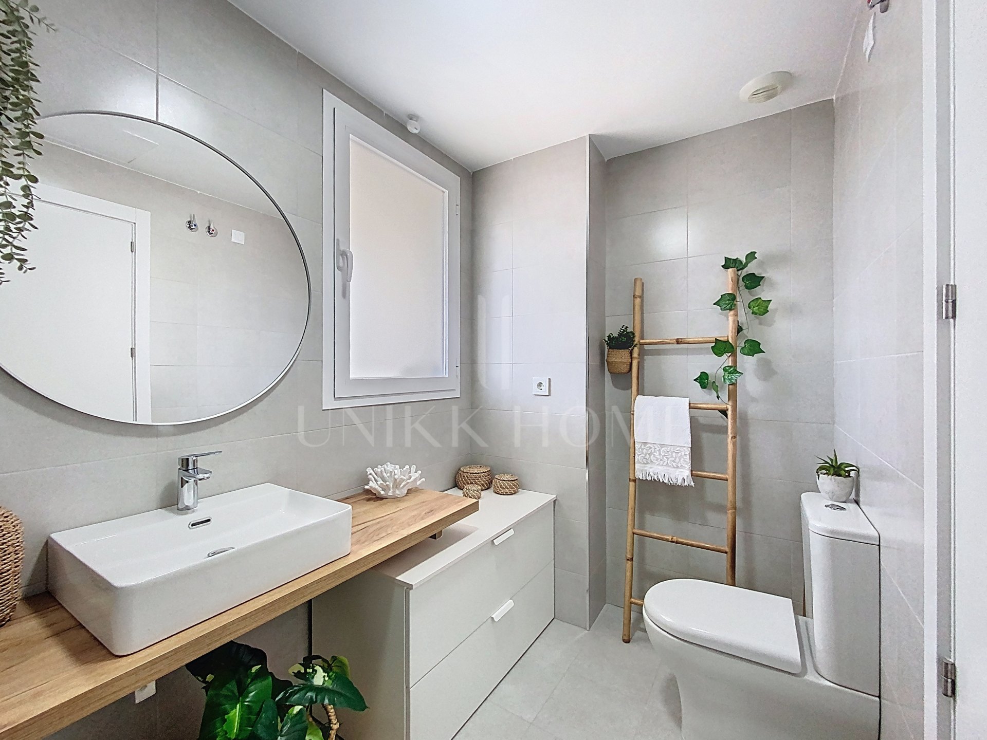 Ático moderno de 3 dormitorios con solárium en el corazón de Estepona