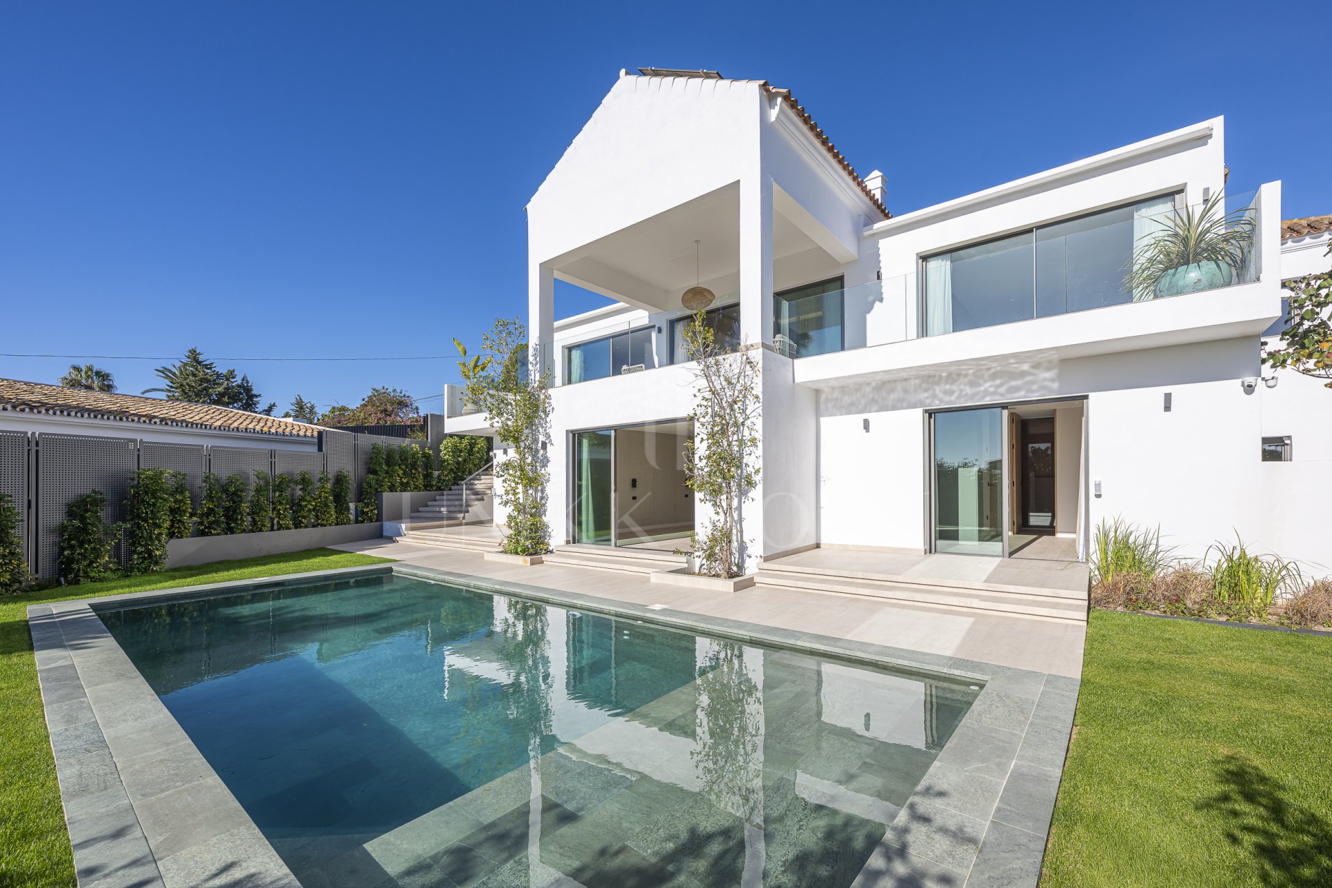 Fully Renovated Luxury Villa with Sea Views - El Rosario, Marbella