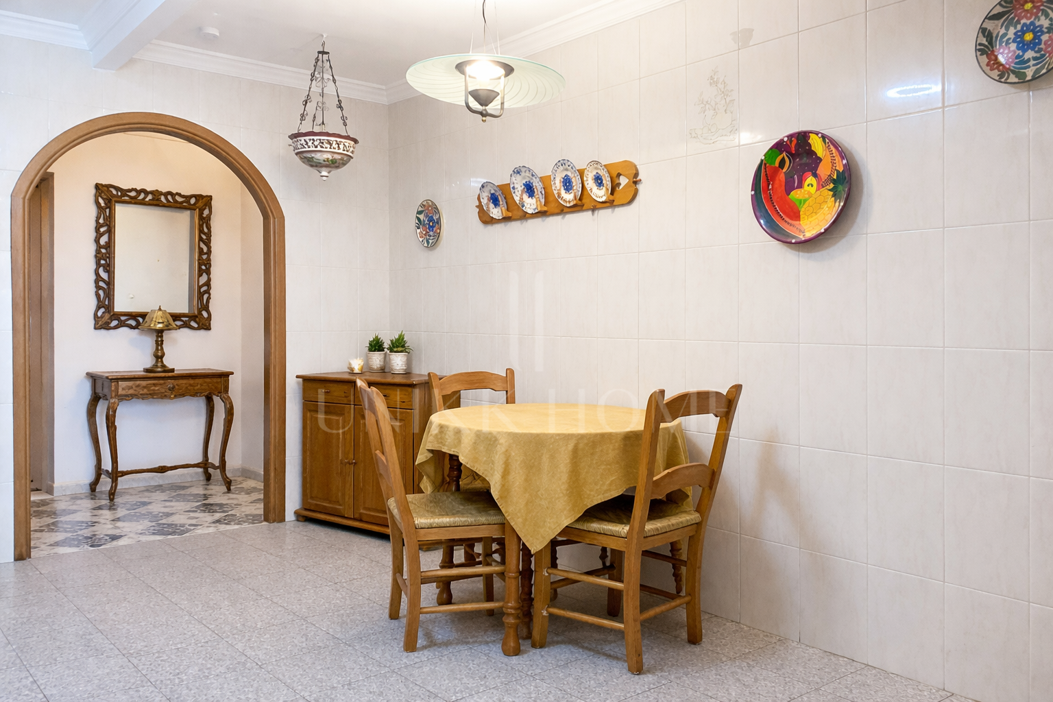 3-bedroom apartment on Avda Andalucia - potential near the beach and amenities - Estepona Centro