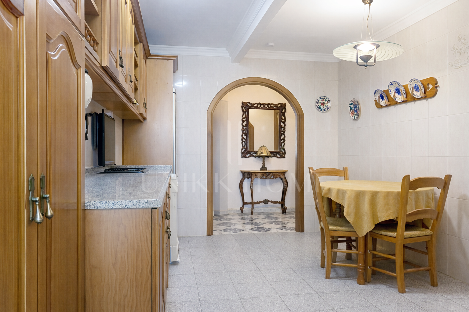 3-bedroom apartment on Avda Andalucia - potential near the beach and amenities - Estepona Centro
