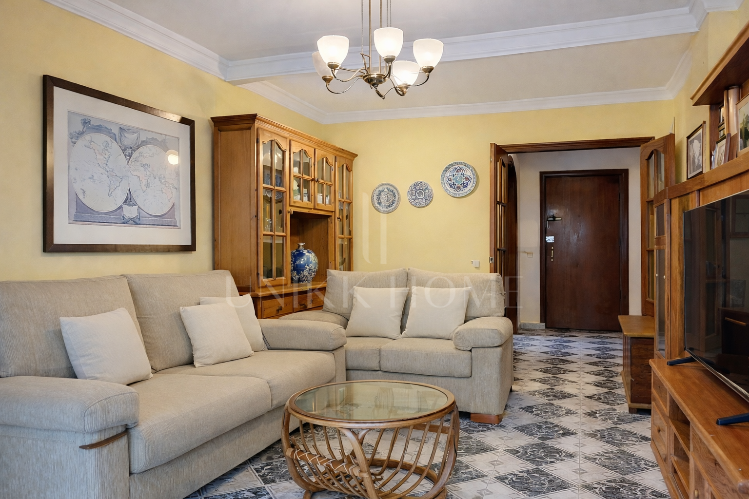 3-bedroom apartment on Avda Andalucia - potential near the beach and amenities - Estepona Centro