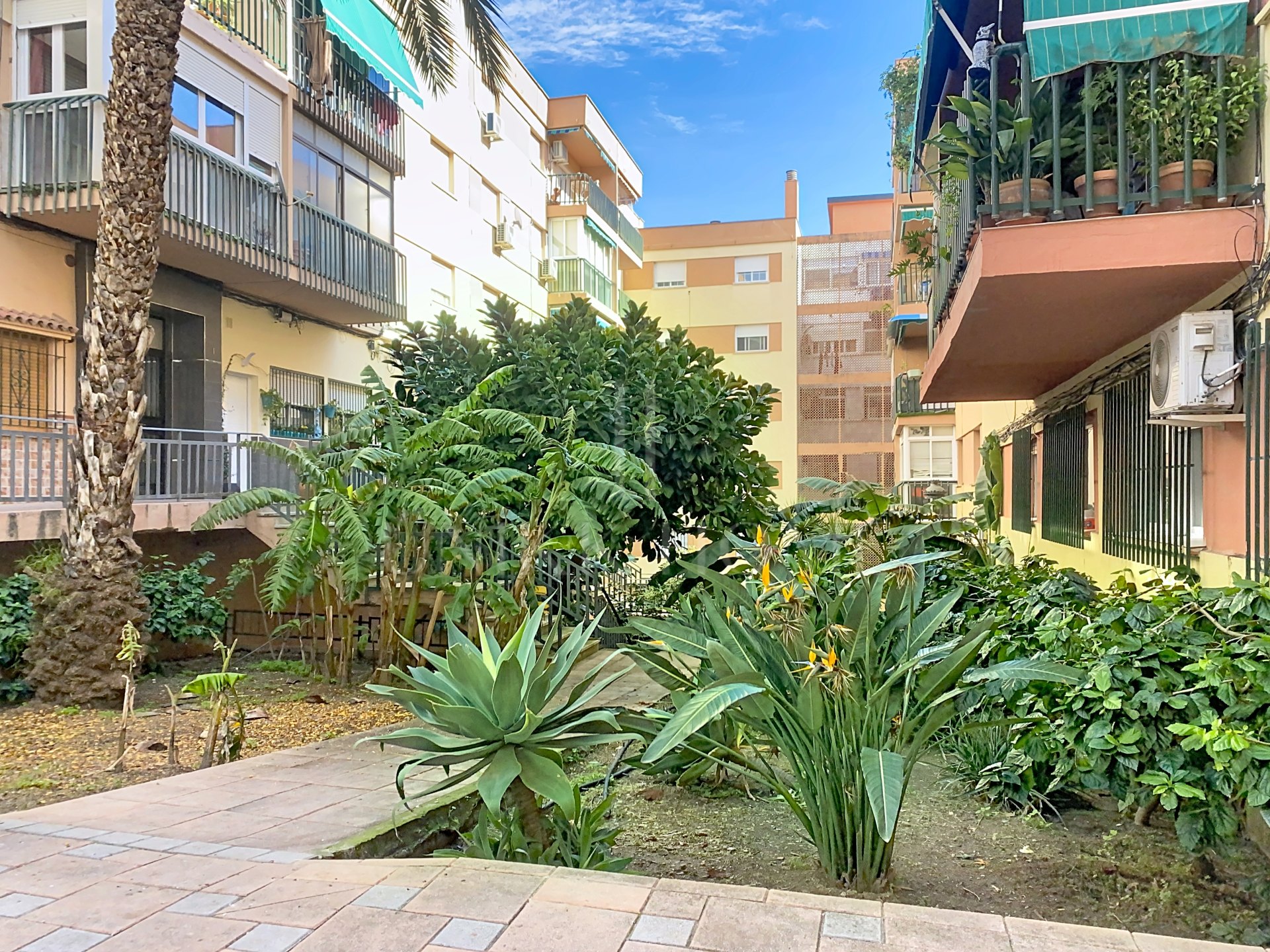 3-bedroom apartment on Avda Andalucia - potential near the beach and amenities - Estepona Centro