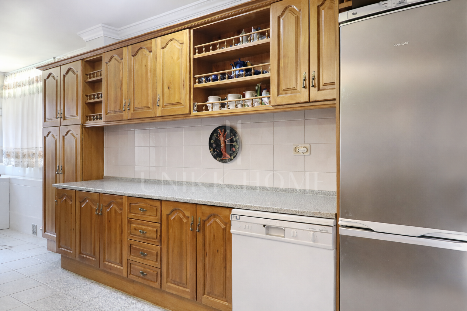 3-bedroom apartment on Avda Andalucia - potential near the beach and amenities - Estepona Centro