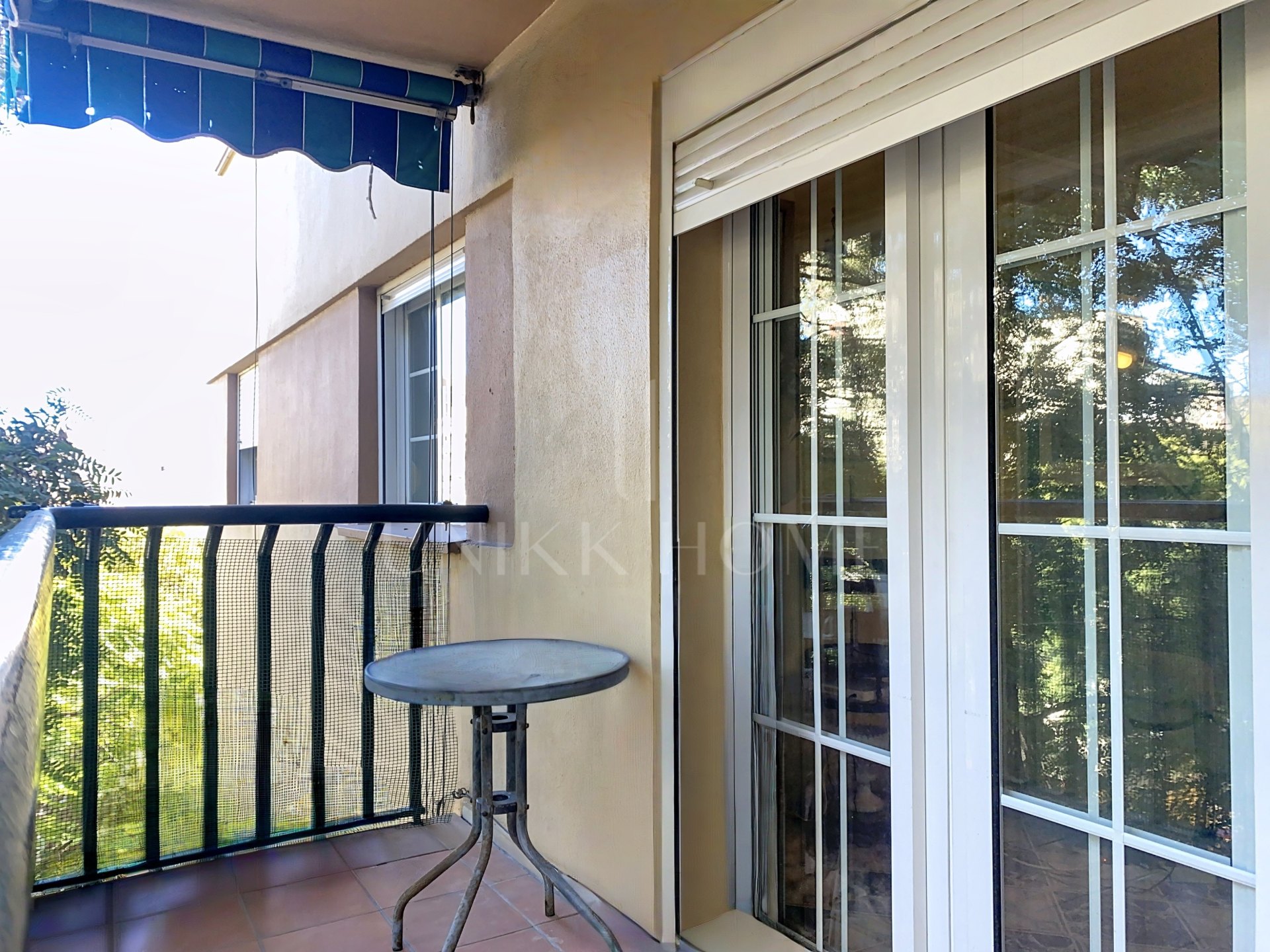 3-bedroom apartment on Avda Andalucia - potential near the beach and amenities - Estepona Centro
