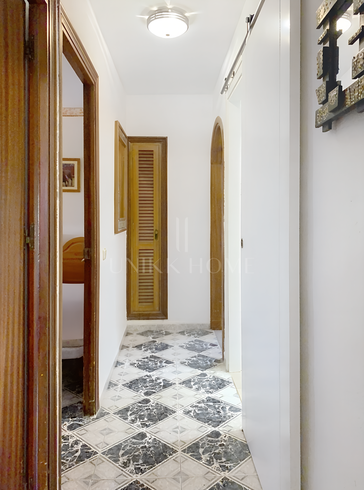 3-bedroom apartment on Avda Andalucia - potential near the beach and amenities - Estepona Centro
